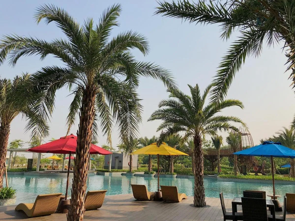 Swimming pool in Gold Coast Apartemen PIK by Dluxx