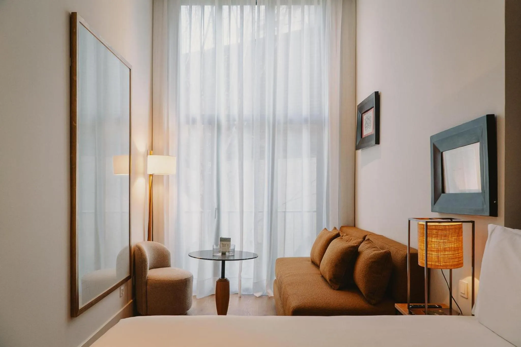 Photo of the whole room in Hotel Pulitzer Barcelona