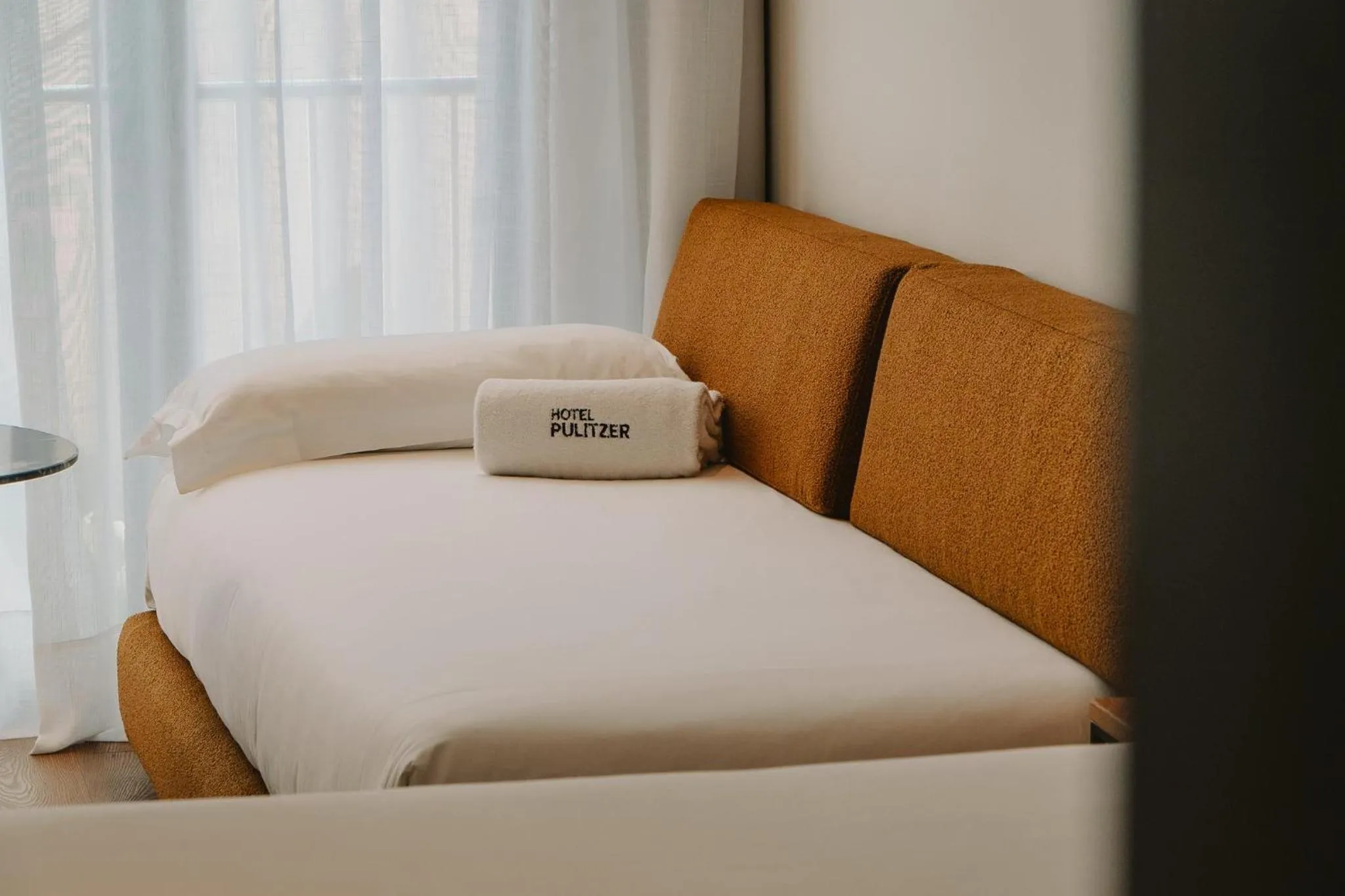 Photo of the whole room, Bed in Hotel Pulitzer Barcelona