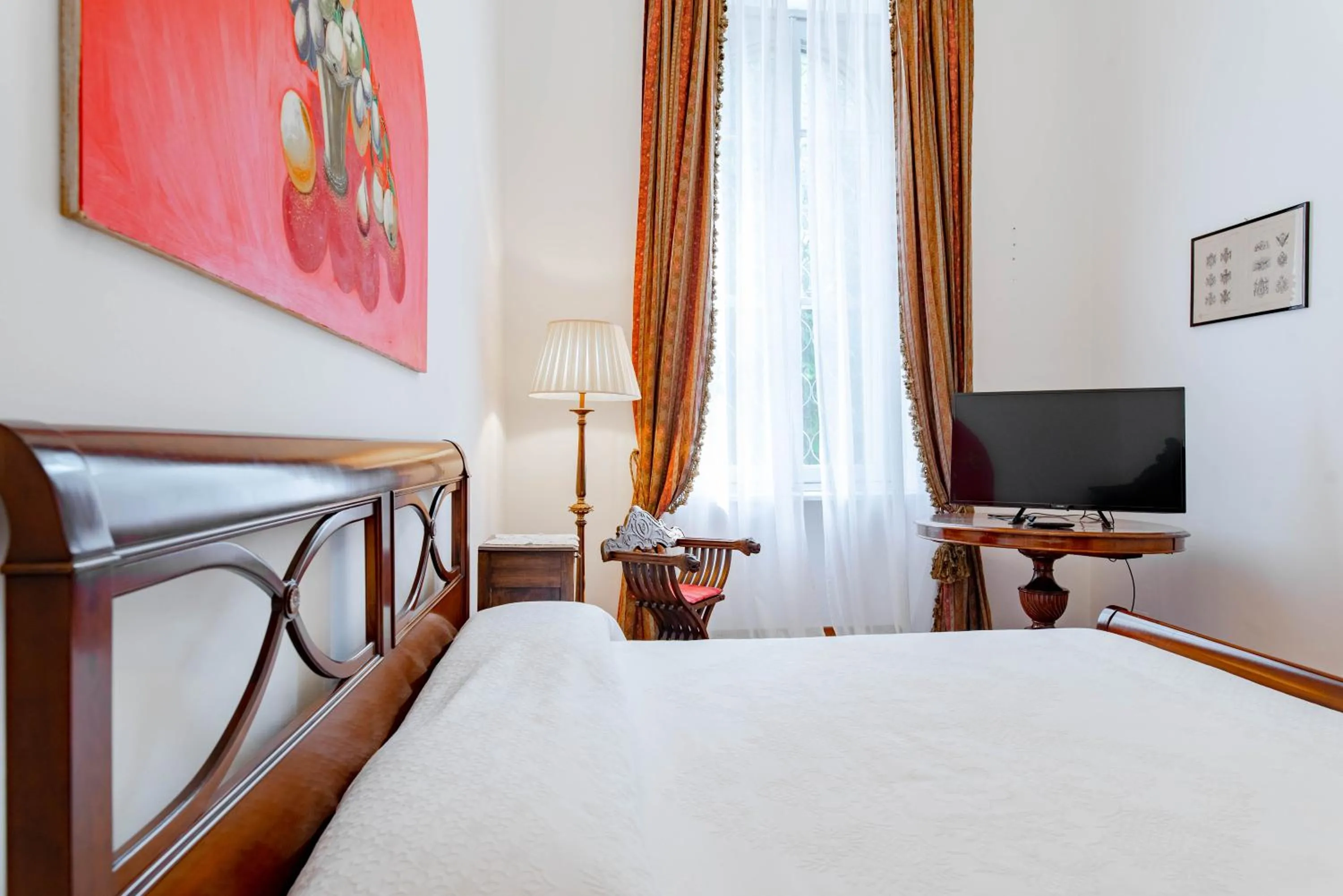 Bed in The Queen, AC, Parking by HAPPYHOSTORINO