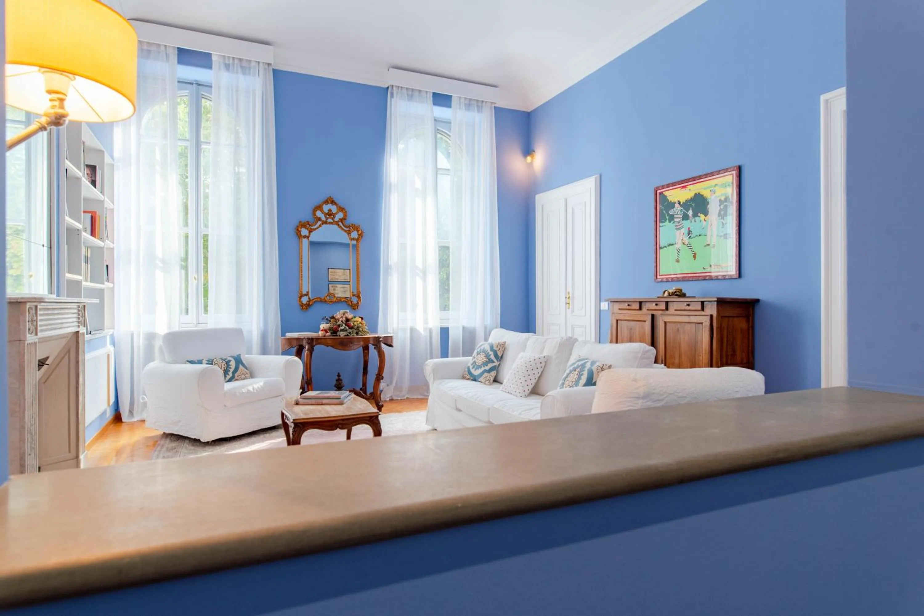 Living room in The Queen, AC, Parking by HAPPYHOSTORINO