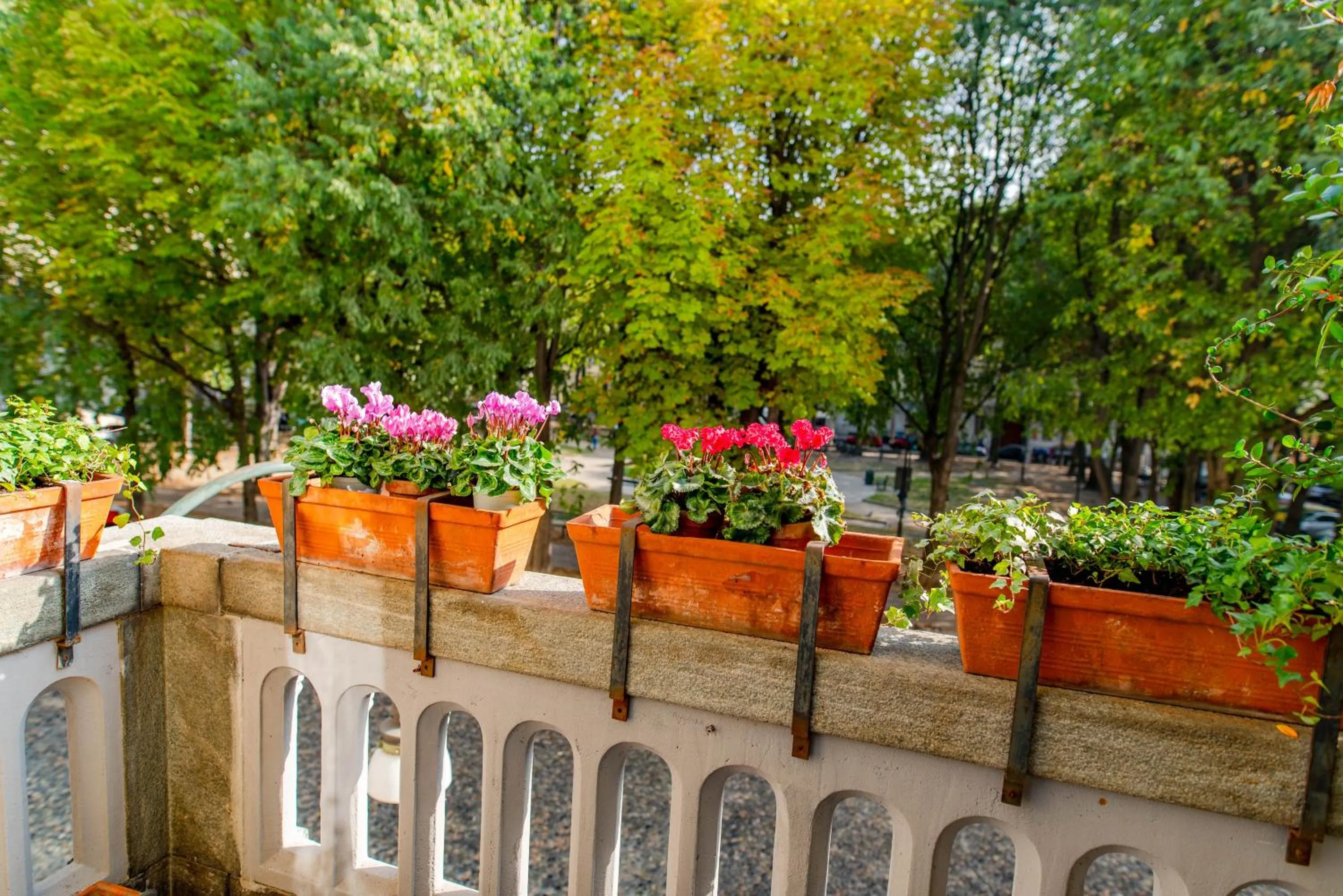 Balcony/Terrace in The Queen, AC, Parking by HAPPYHOSTORINO