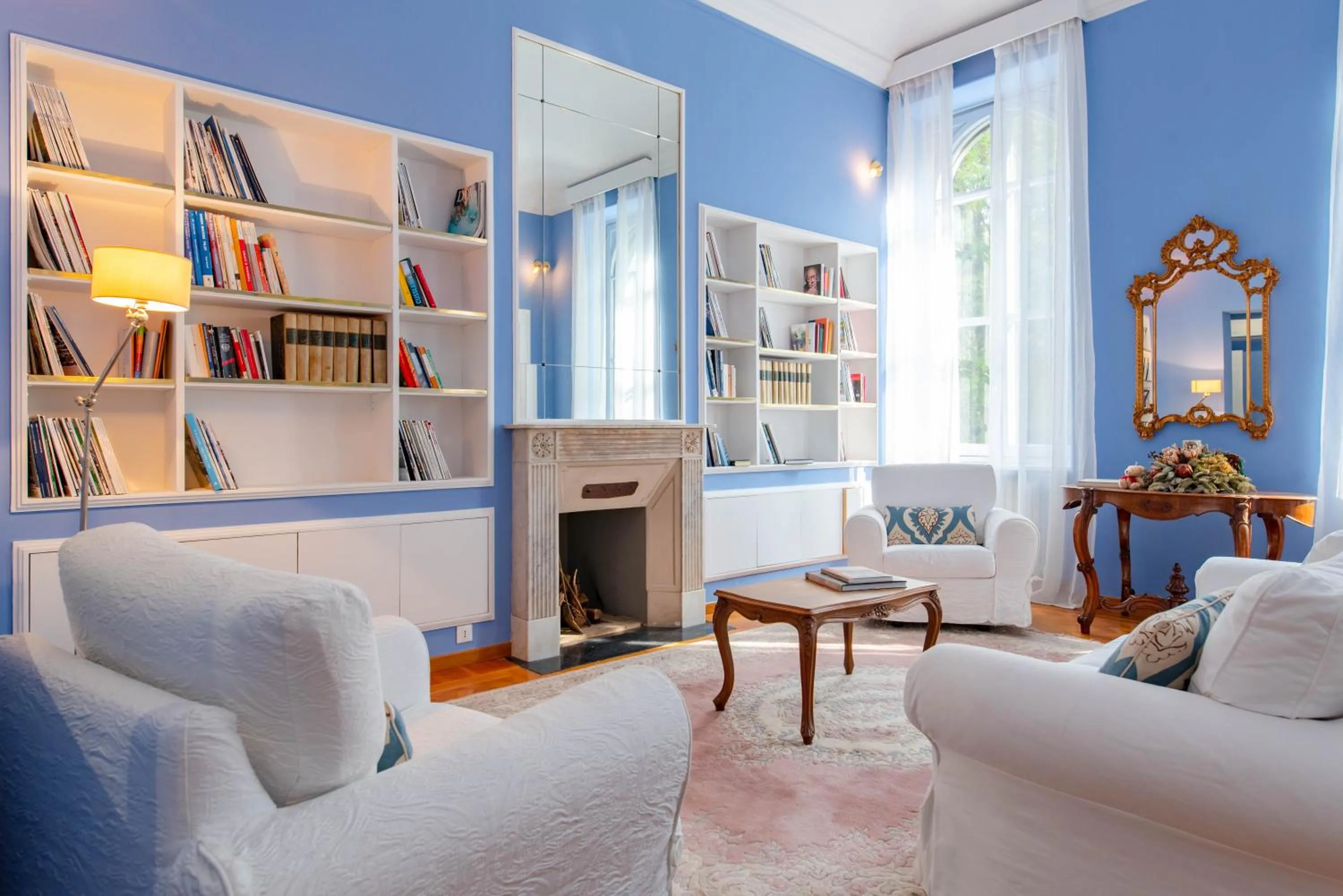 Living room in The Queen, AC, Parking by HAPPYHOSTORINO