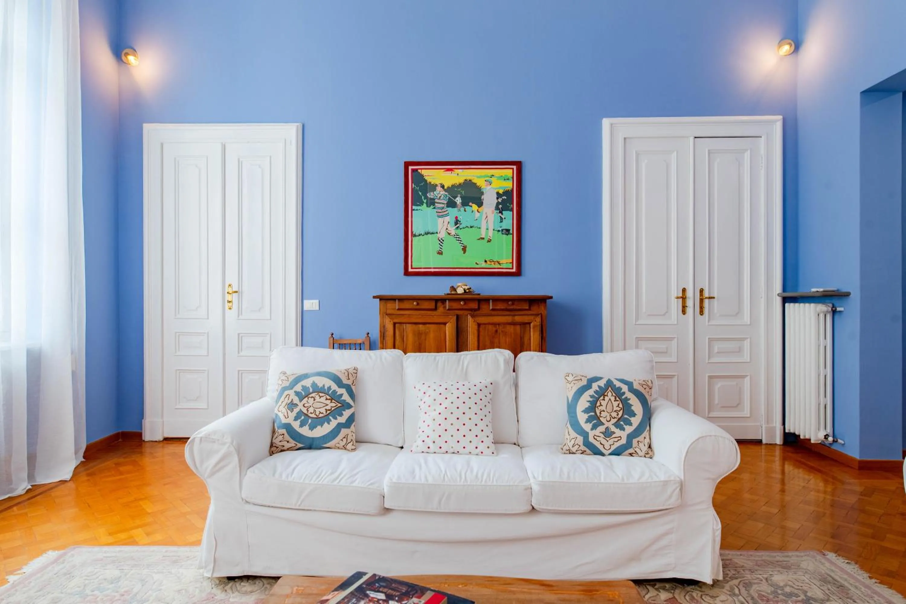 Living room in The Queen, AC, Parking by HAPPYHOSTORINO
