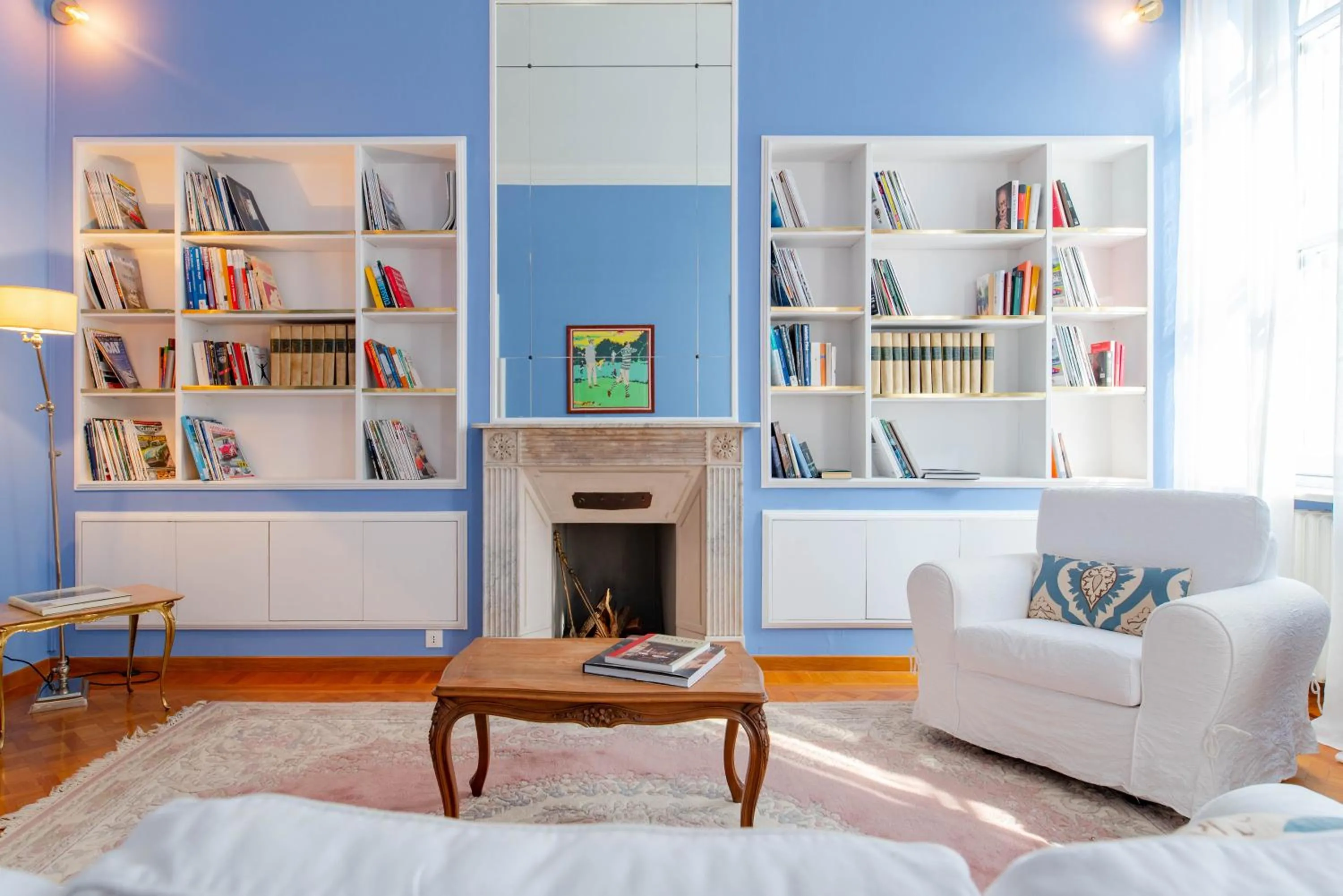 Living room in The Queen, AC, Parking by HAPPYHOSTORINO