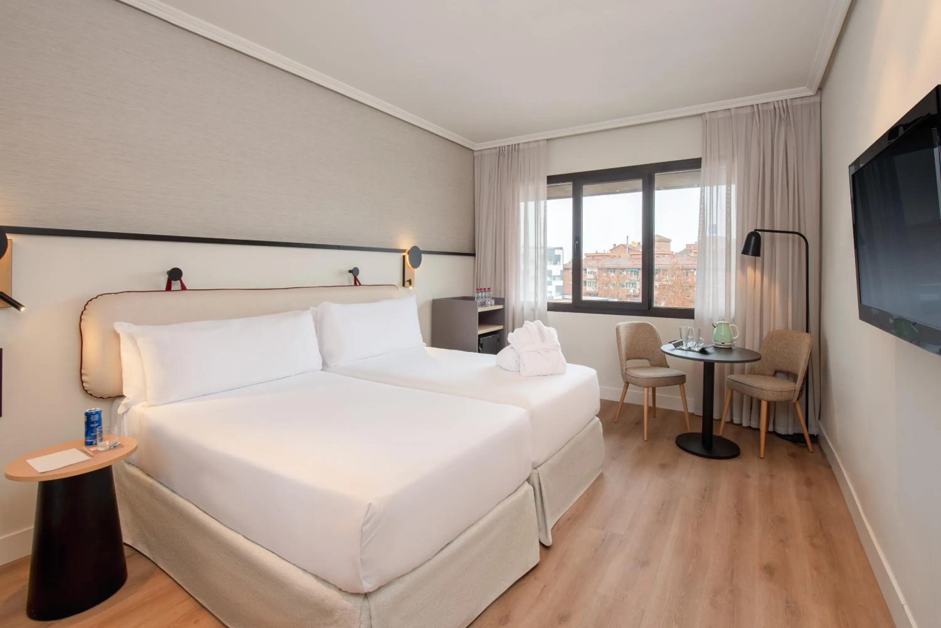 Communal lounge/ TV room, Bed in Hotel Madrid Alameda Aeropuerto, Affiliated by Meliá