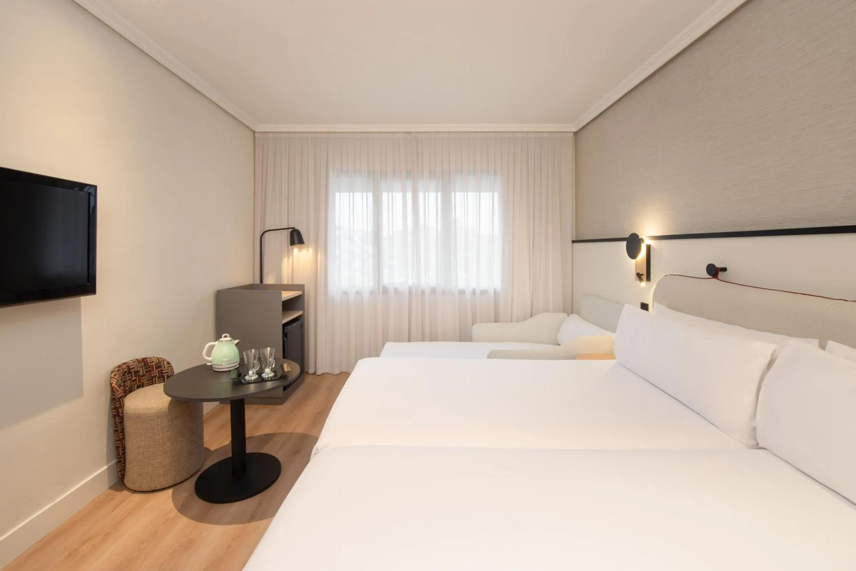 Communal lounge/ TV room, Bed in Hotel Madrid Alameda Aeropuerto, Affiliated by Meliá