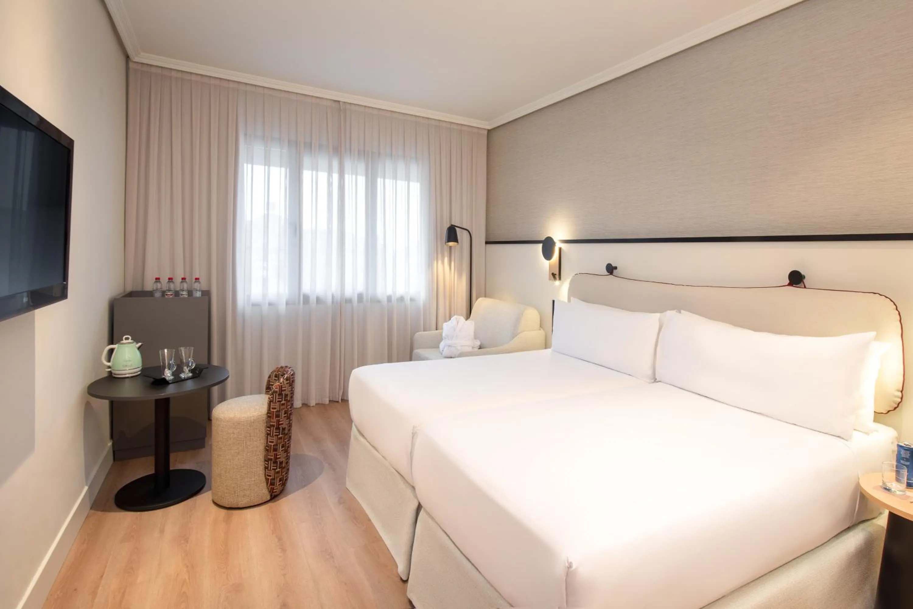 Communal lounge/ TV room, Bed in Hotel Madrid Alameda Aeropuerto, Affiliated by Meliá