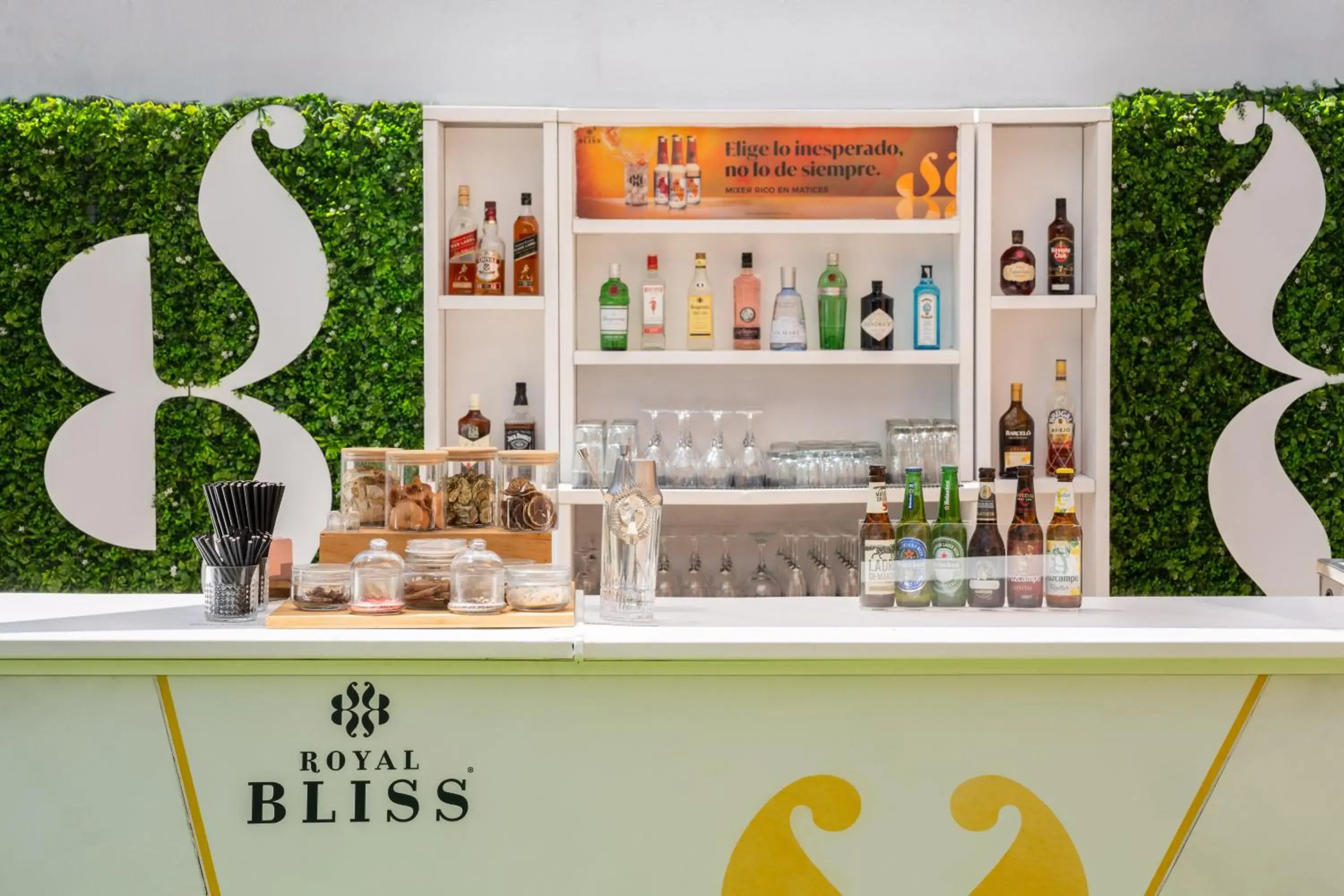 Lounge or bar in Hotel Madrid Alameda Aeropuerto, Affiliated by Meliá Lounge or bar in Hotel Madrid Alameda Aeropuerto, Affiliated by Meliá