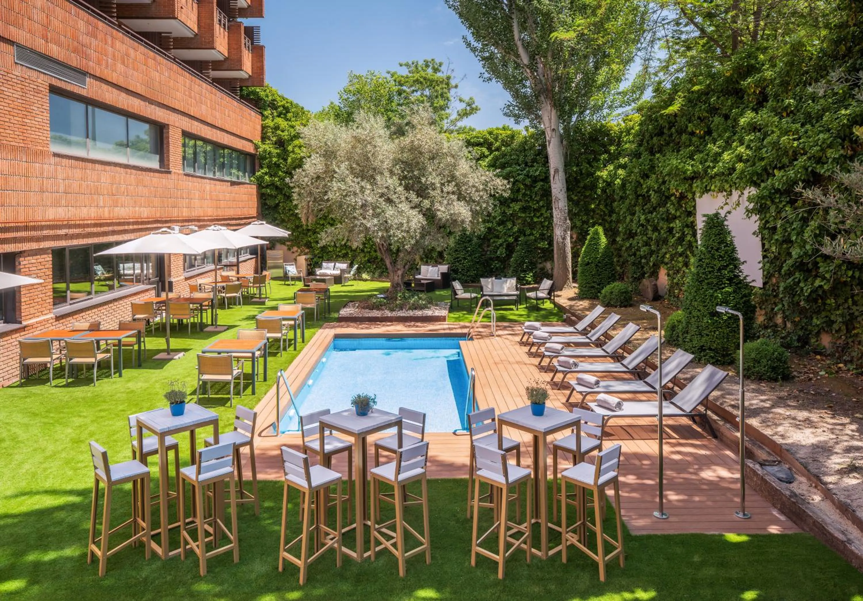 Swimming pool in Hotel Madrid Alameda Aeropuerto, Affiliated by Meliá