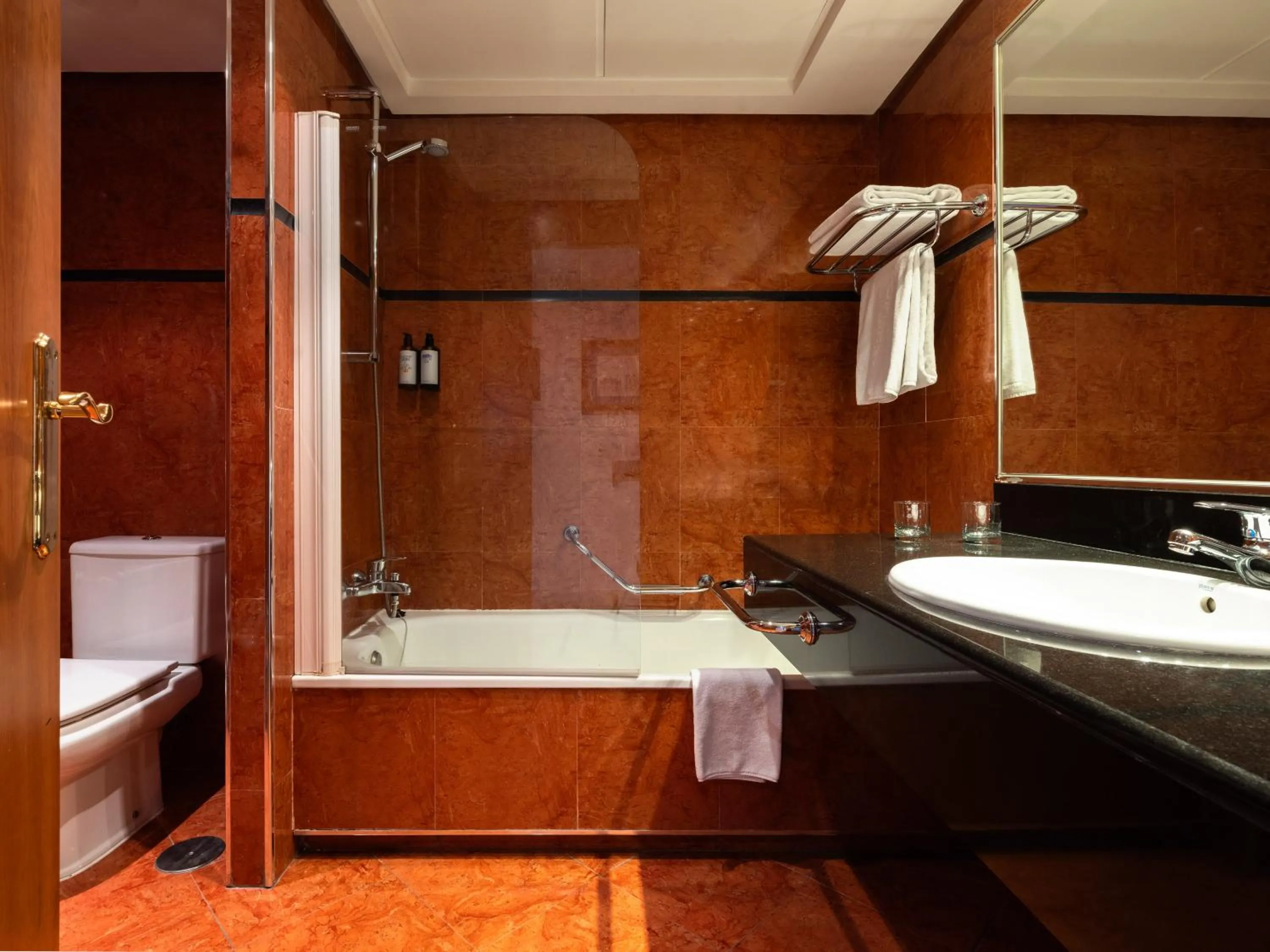 Bathroom in Hotel Madrid Alameda Aeropuerto, Affiliated by Meliá