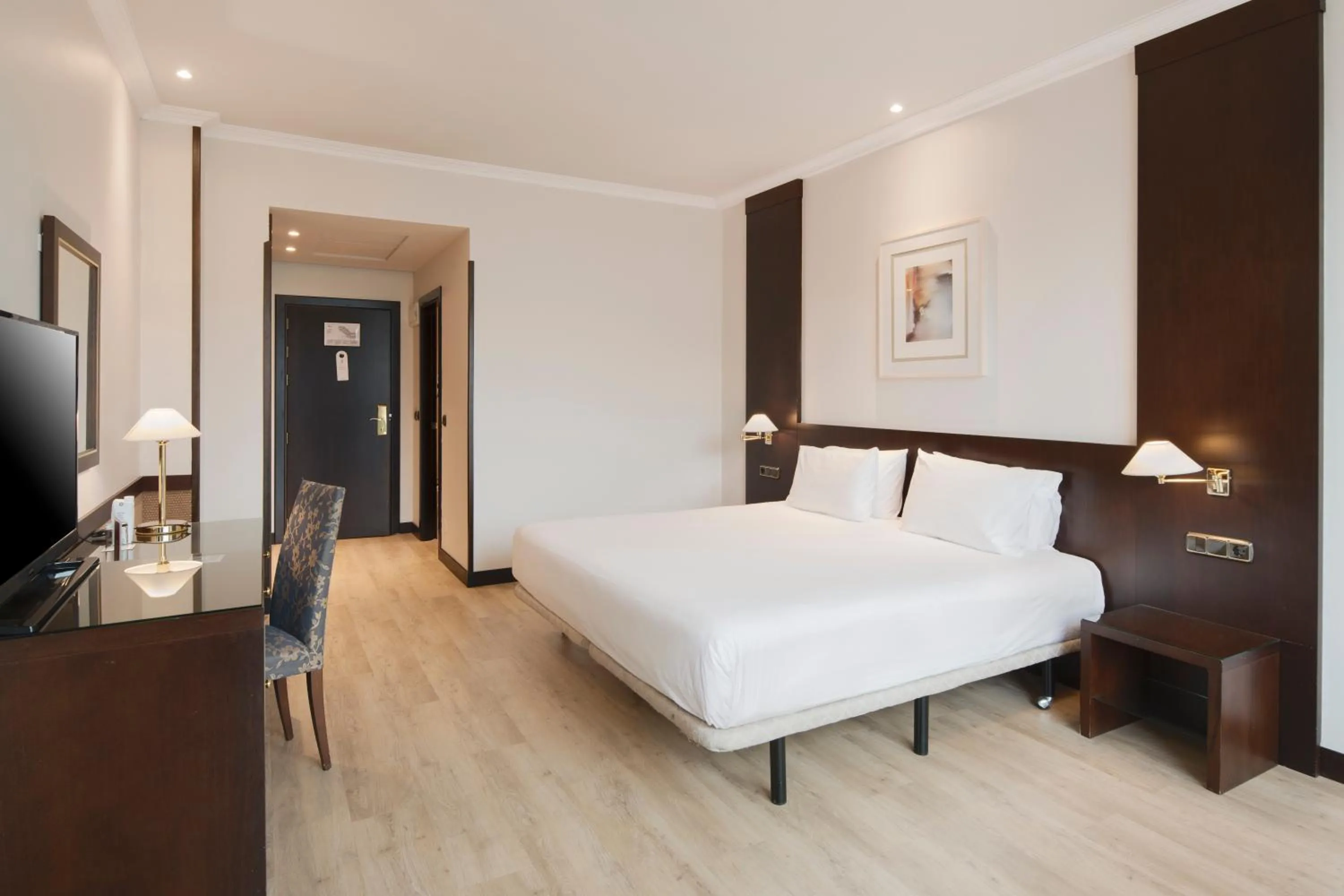 Photo of the whole room, Bed in Exe Oviedo Centro