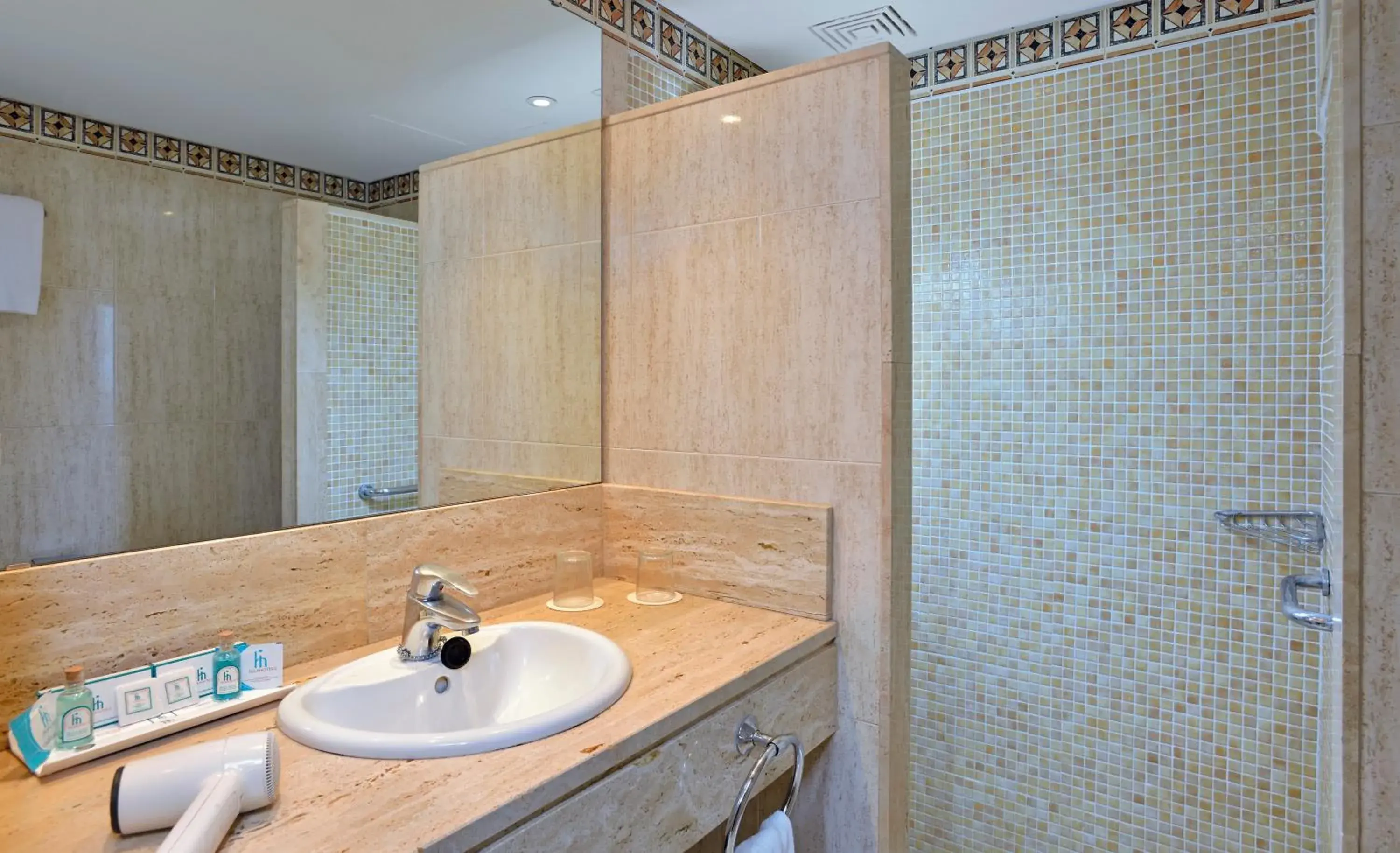 Bathroom in Hotel Hispania Bathroom in Hotel Hispania