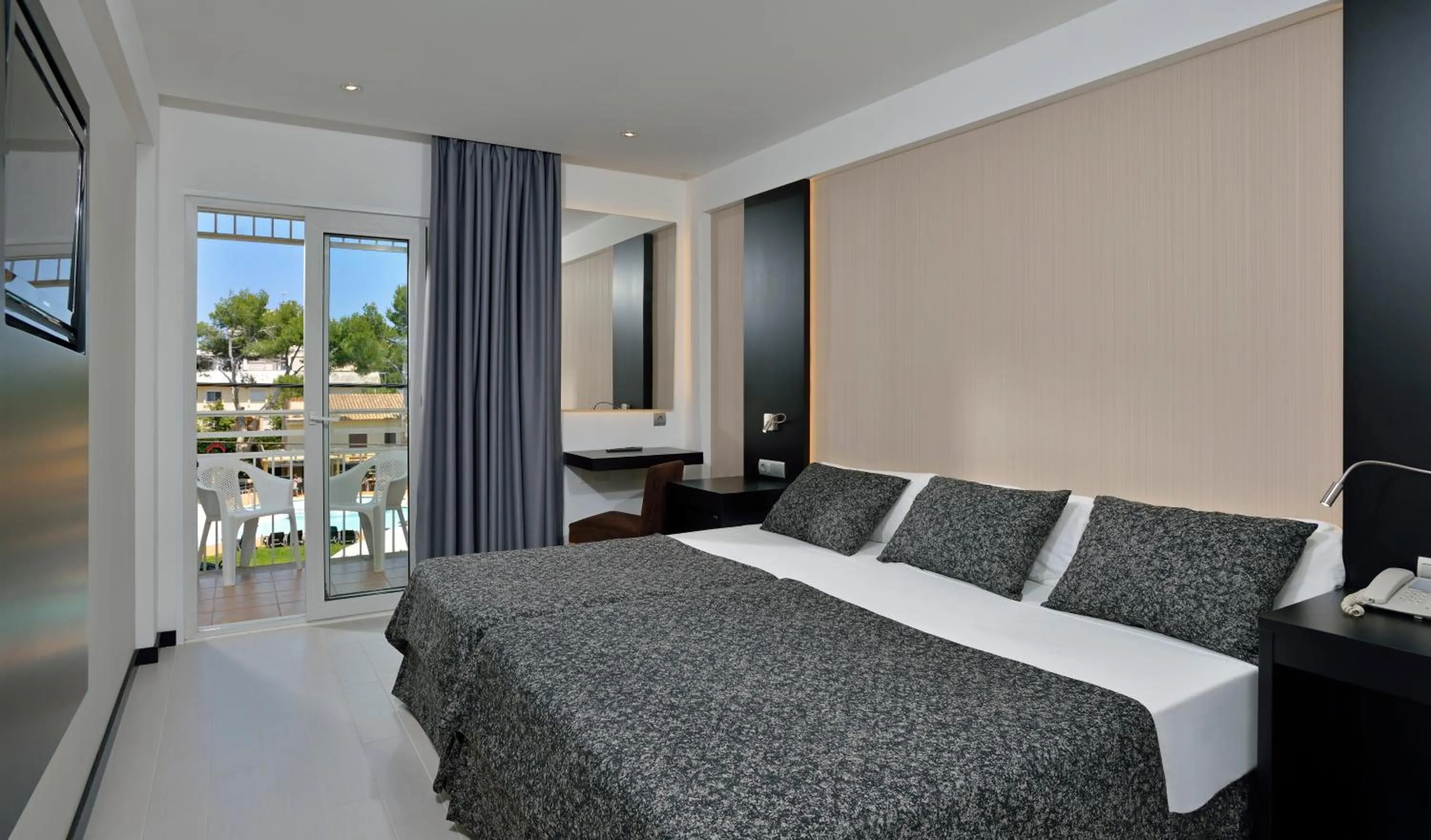 Bed in Hotel Hispania
