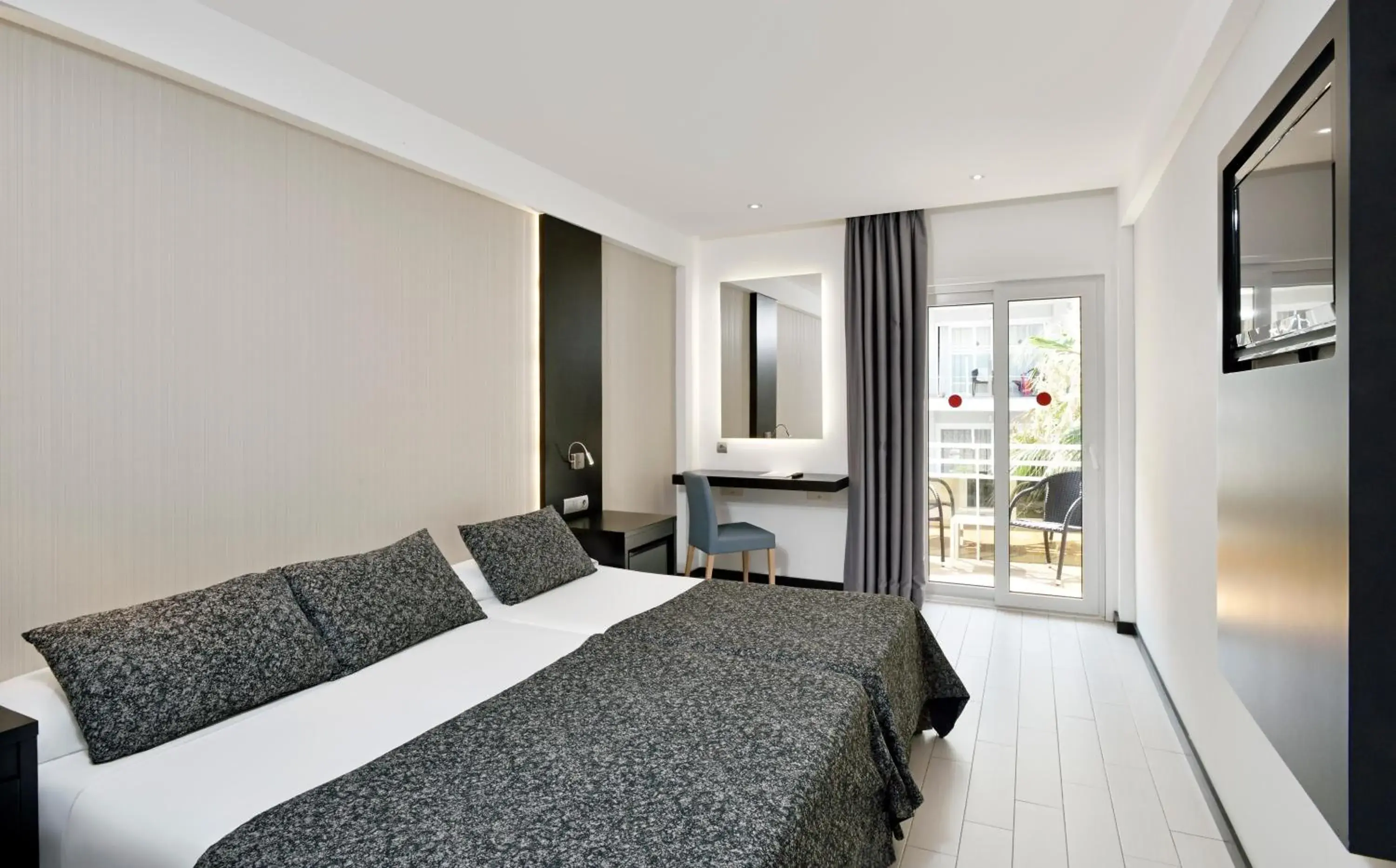 Photo of the whole room, Bed in Hotel Hispania Photo of the whole room, Bed in Hotel Hispania