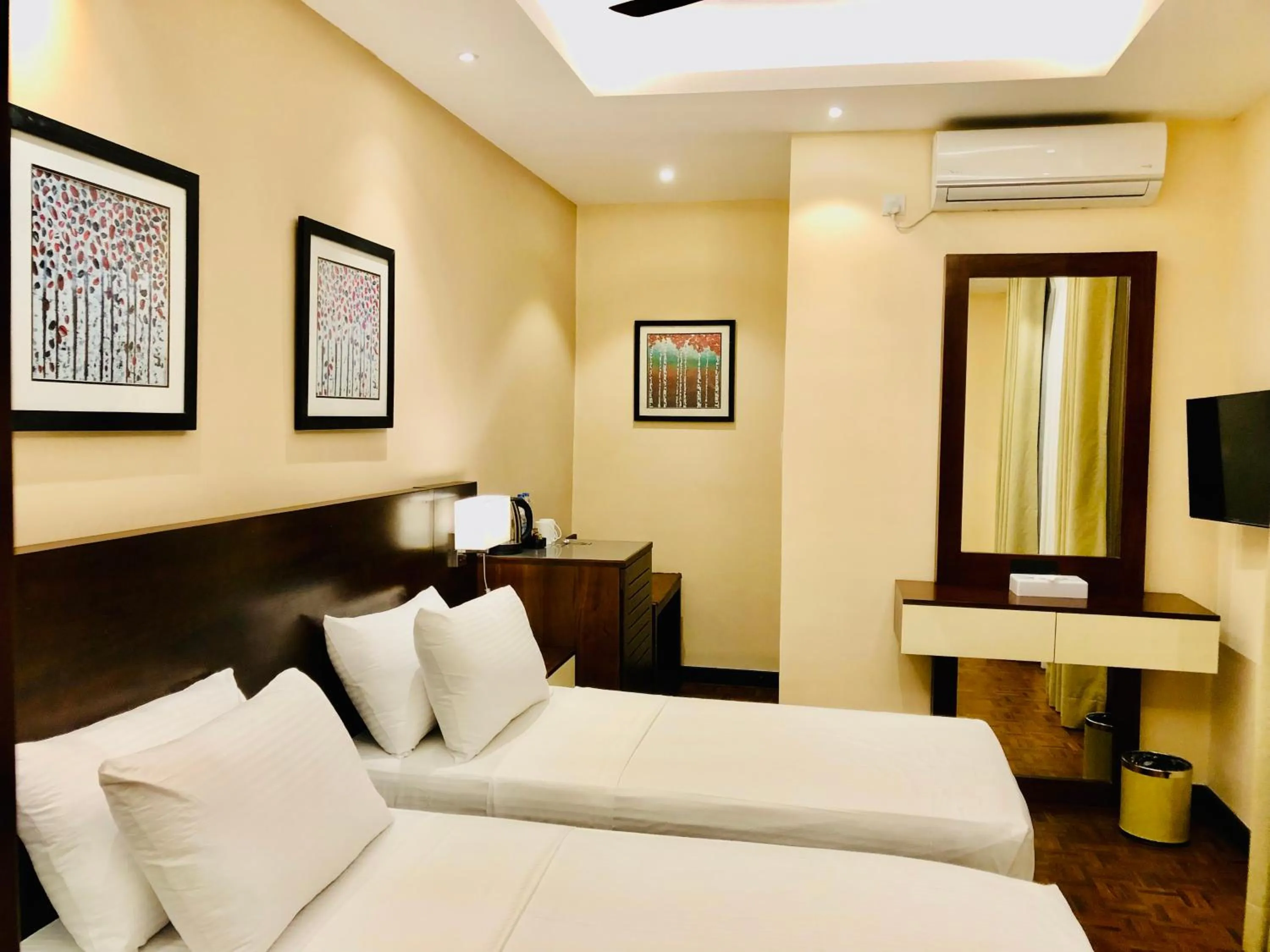 Bed in Tropic Inn - Mount Lavinia