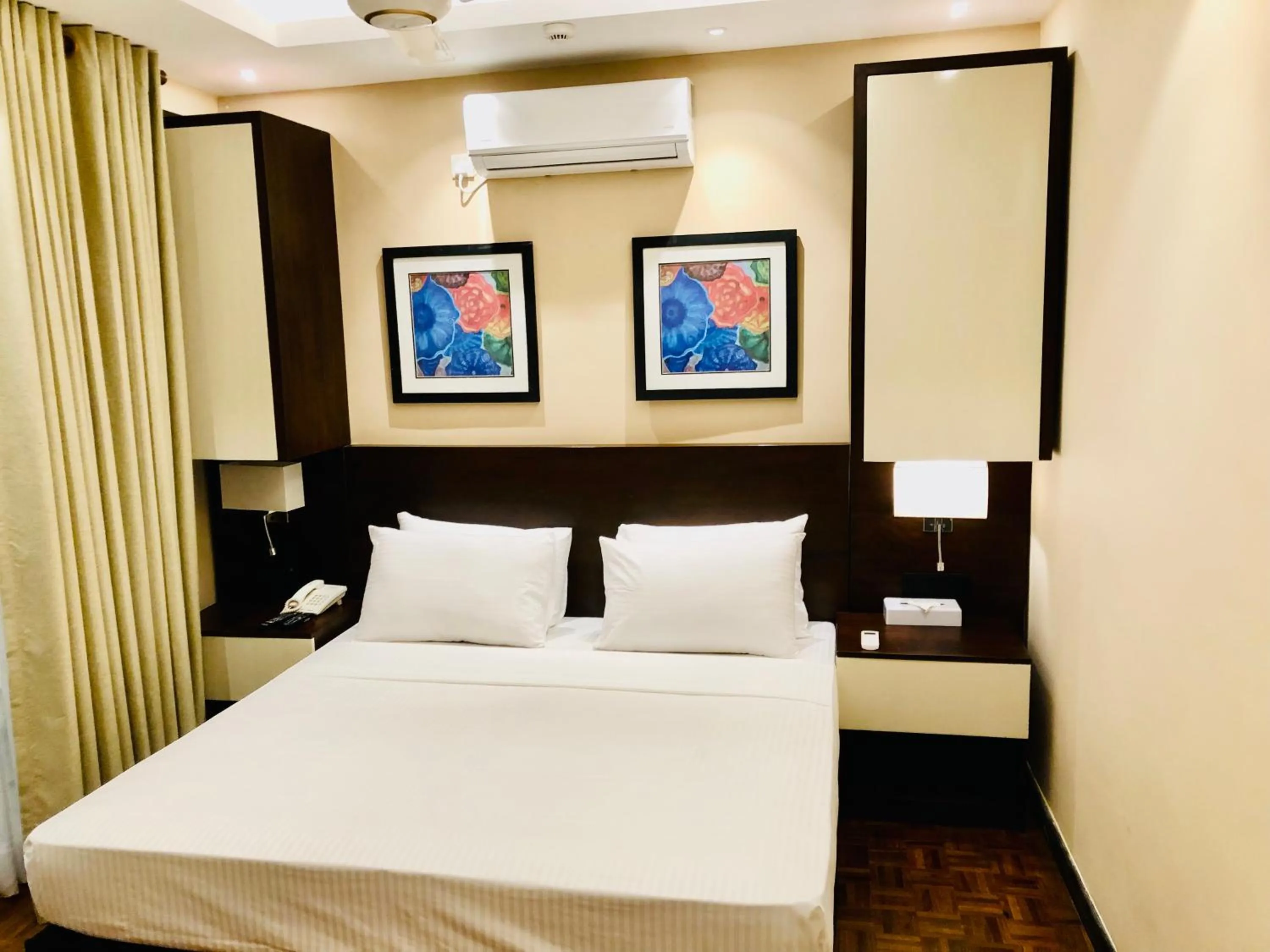 Bed in Tropic Inn - Mount Lavinia