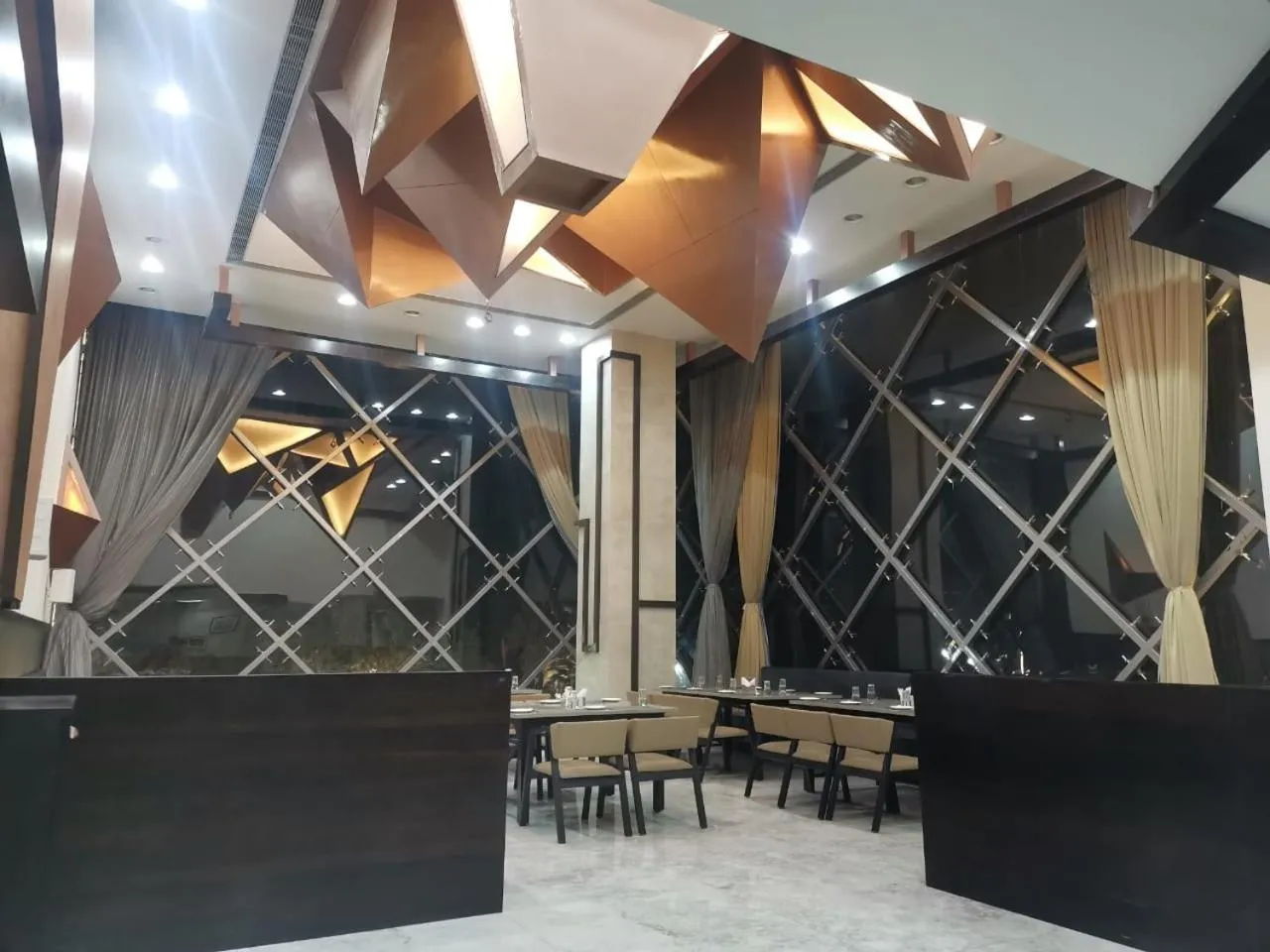 Restaurant/places to eat in Ratnapriya hotel and resort