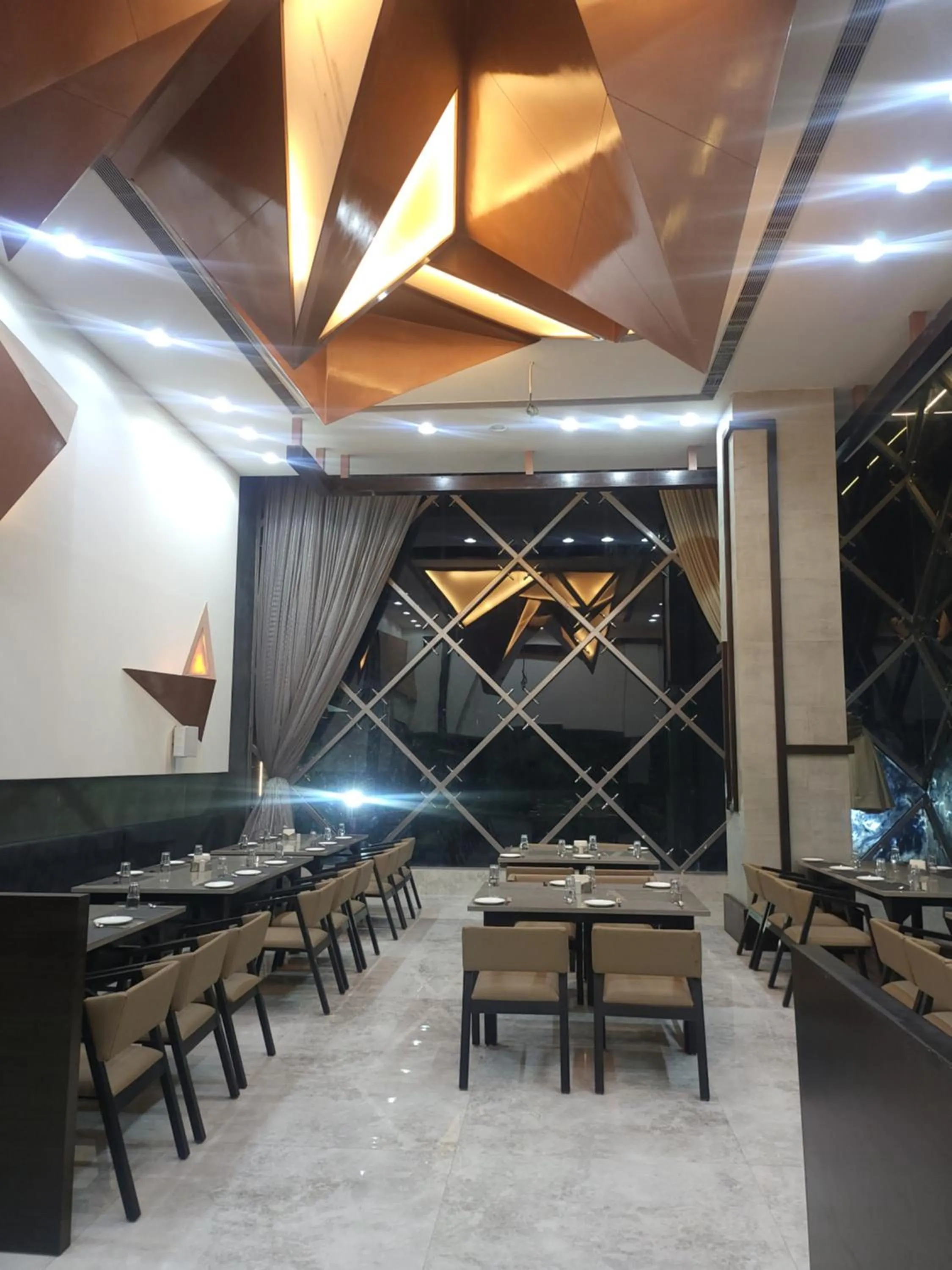 Restaurant/places to eat in Ratnapriya hotel and resort