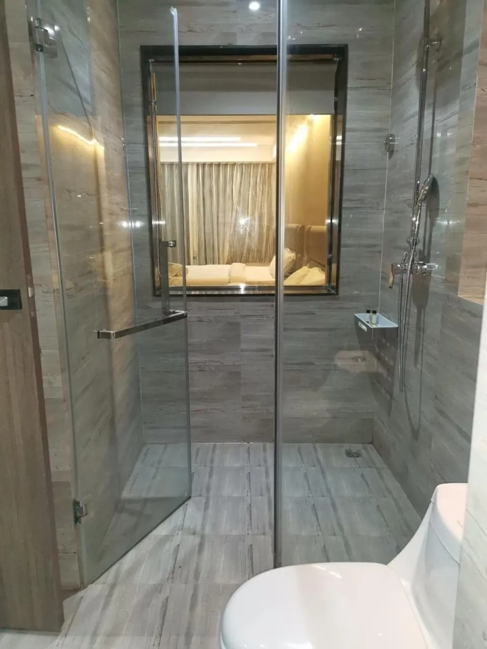 Shower in Ratnapriya hotel and resort