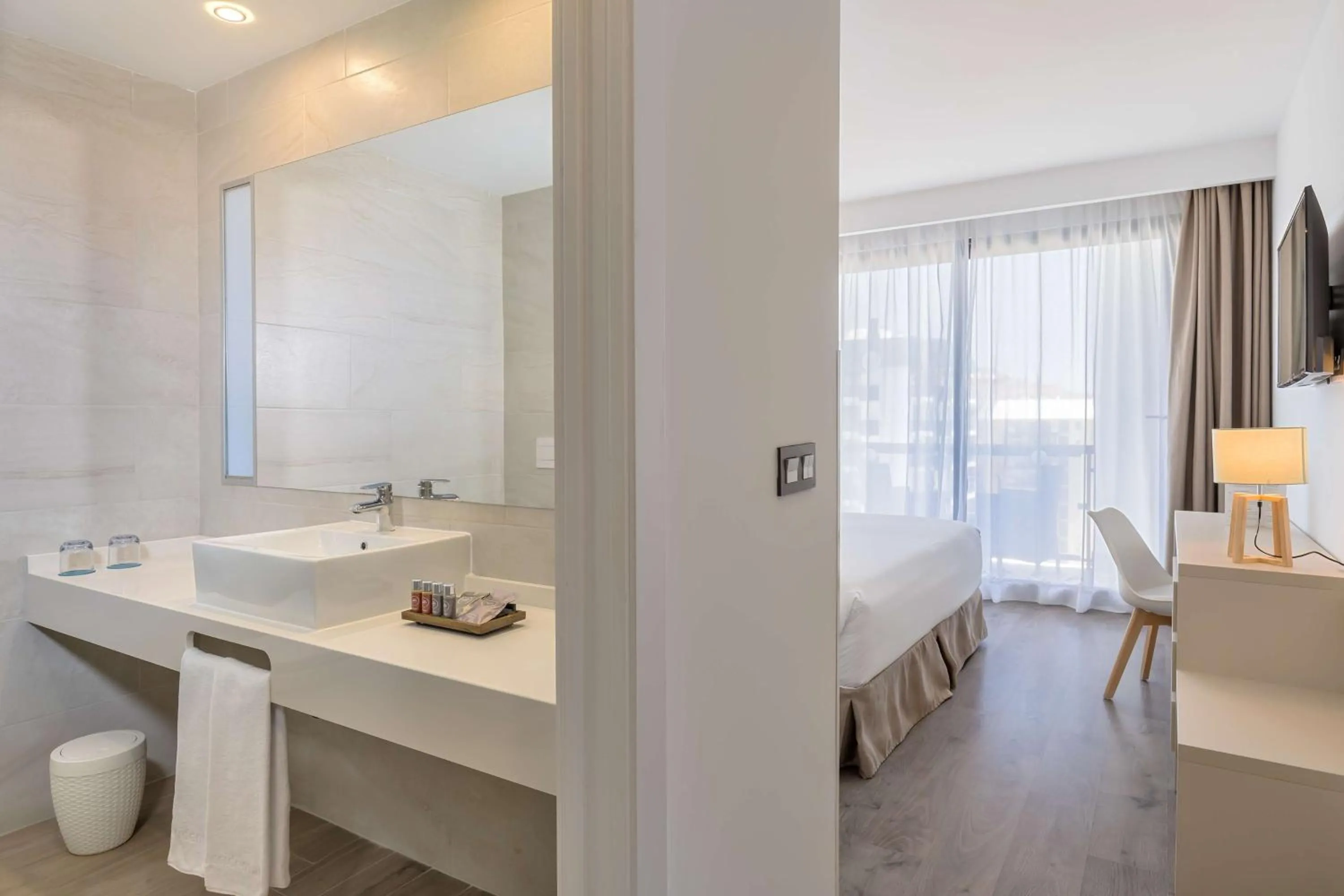 Bathroom, Bed in Occidental Fuengirola