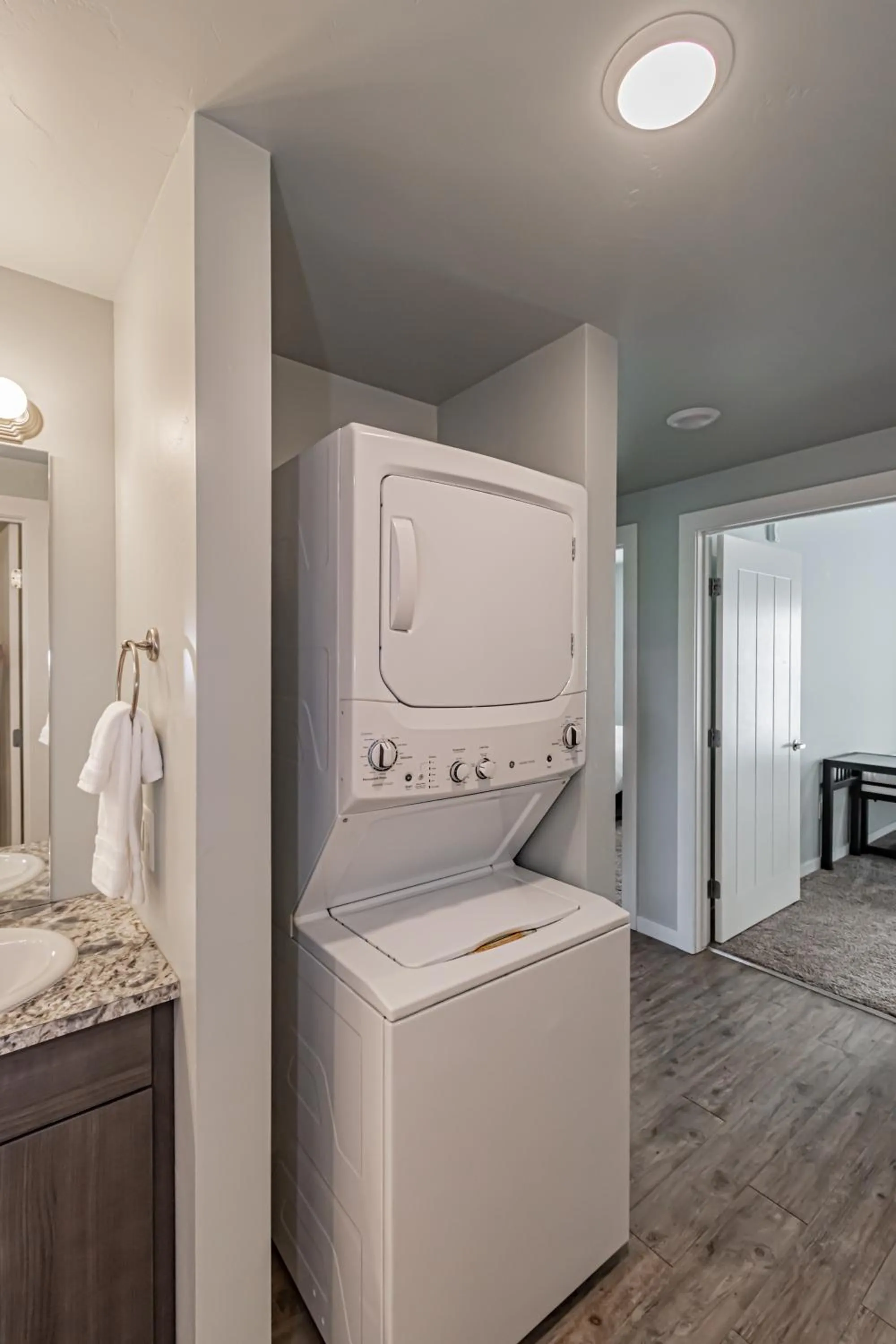 washing machine in Bringham's Mill Apartments Perfect for Groups Full Kitchen Gym and Free Parking