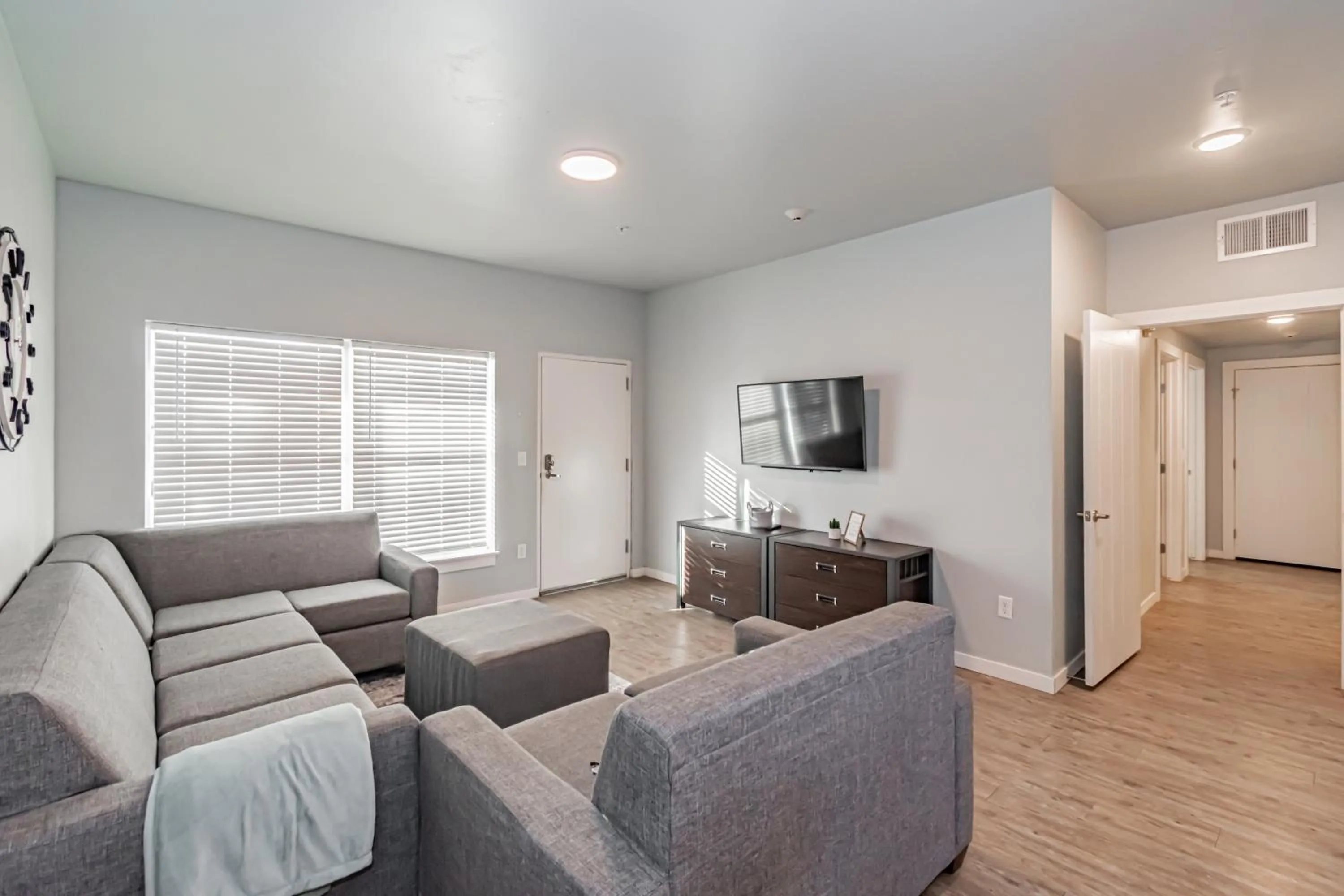 Living room in Bringham's Mill Apartments Perfect for Groups Full Kitchen Gym and Free Parking