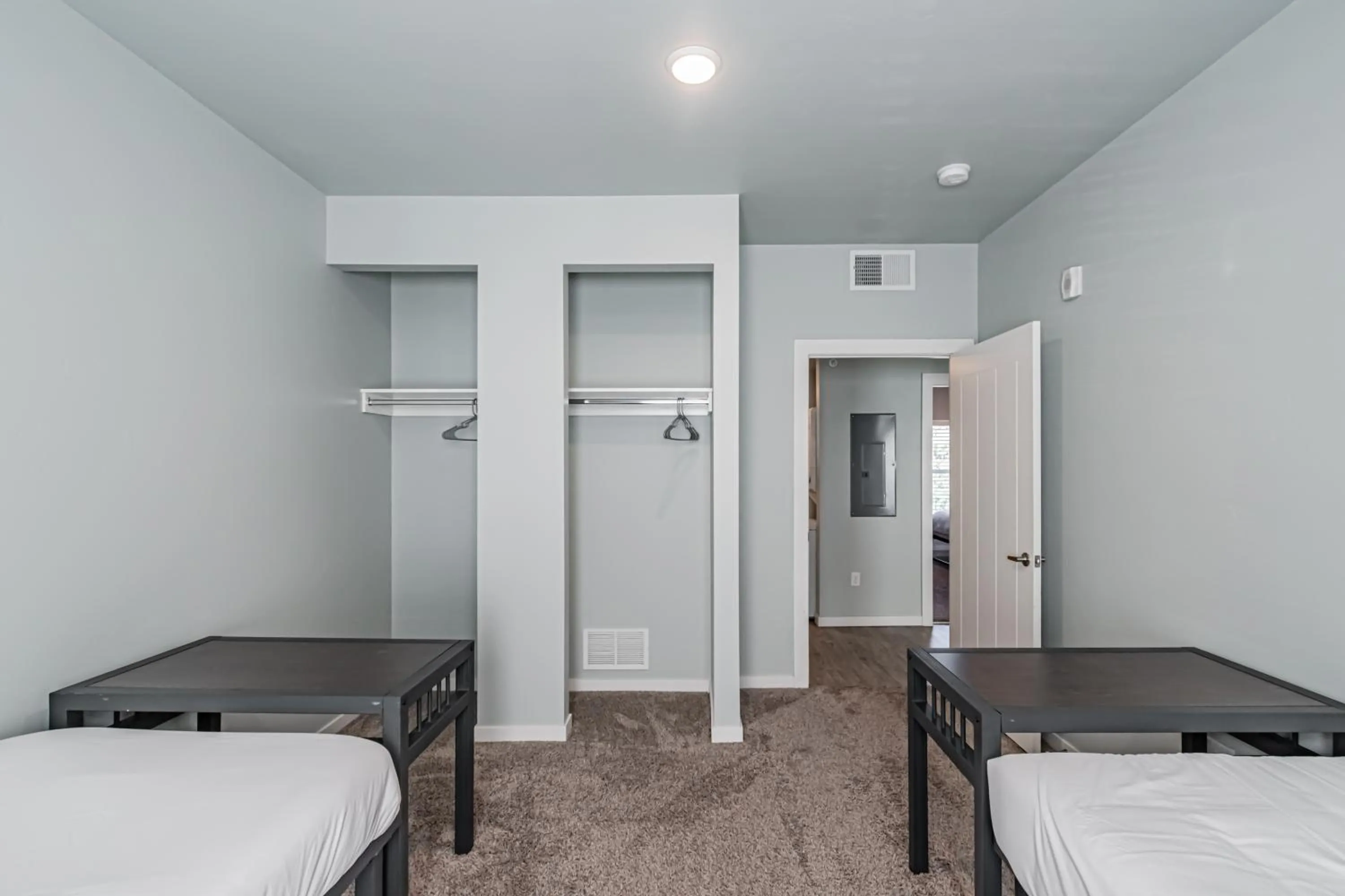 Bed in Bringham's Mill Apartments Perfect for Groups Full Kitchen Gym and Free Parking