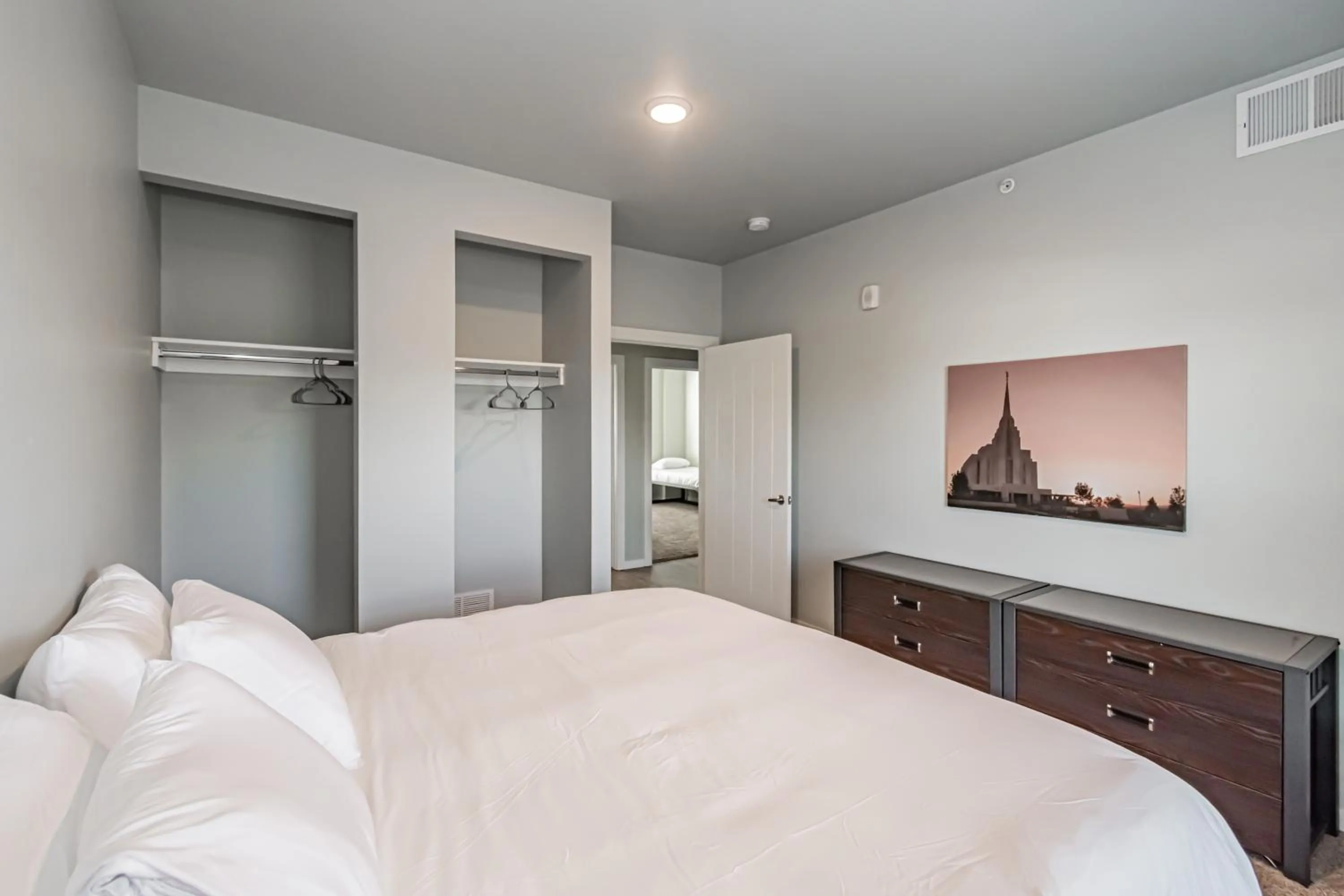 Bed in Bringham's Mill Apartments Perfect for Groups Full Kitchen Gym and Free Parking