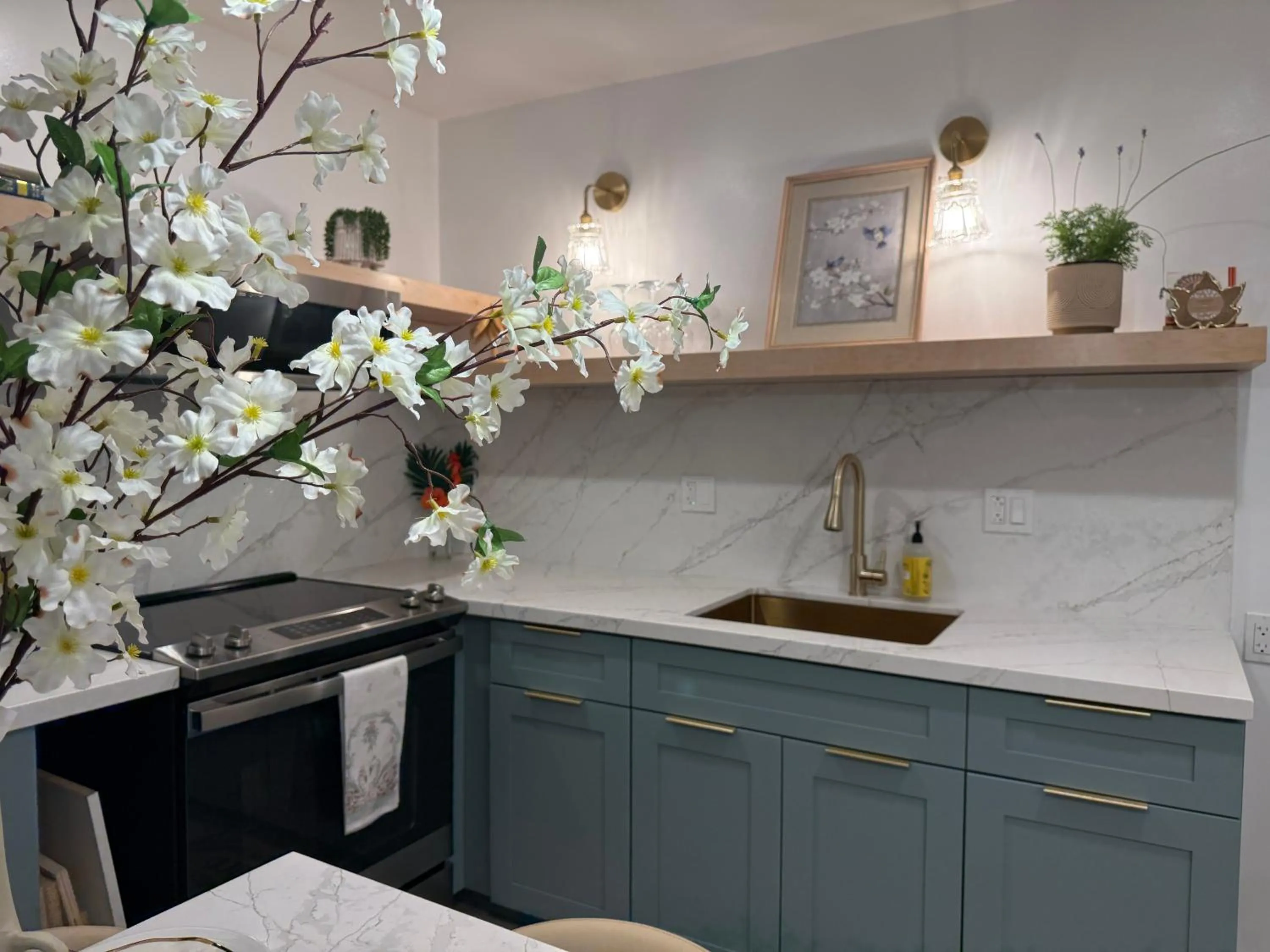 Newly renovated luxury, modern style Waikiki Sunset Hotel Ocean view Freeparking