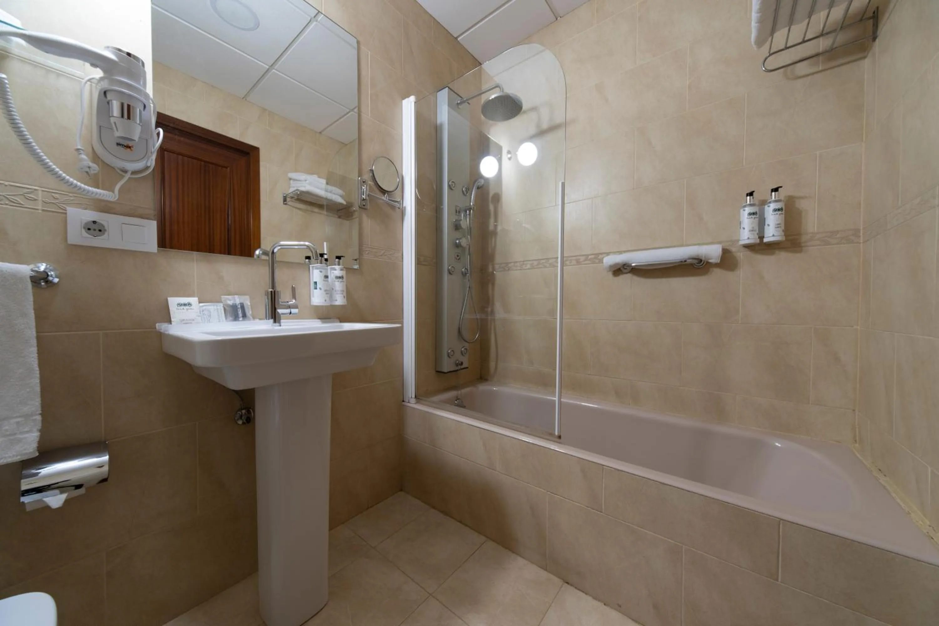 Toilet in Hotel Infanta Isabel by Recordis Hotels
