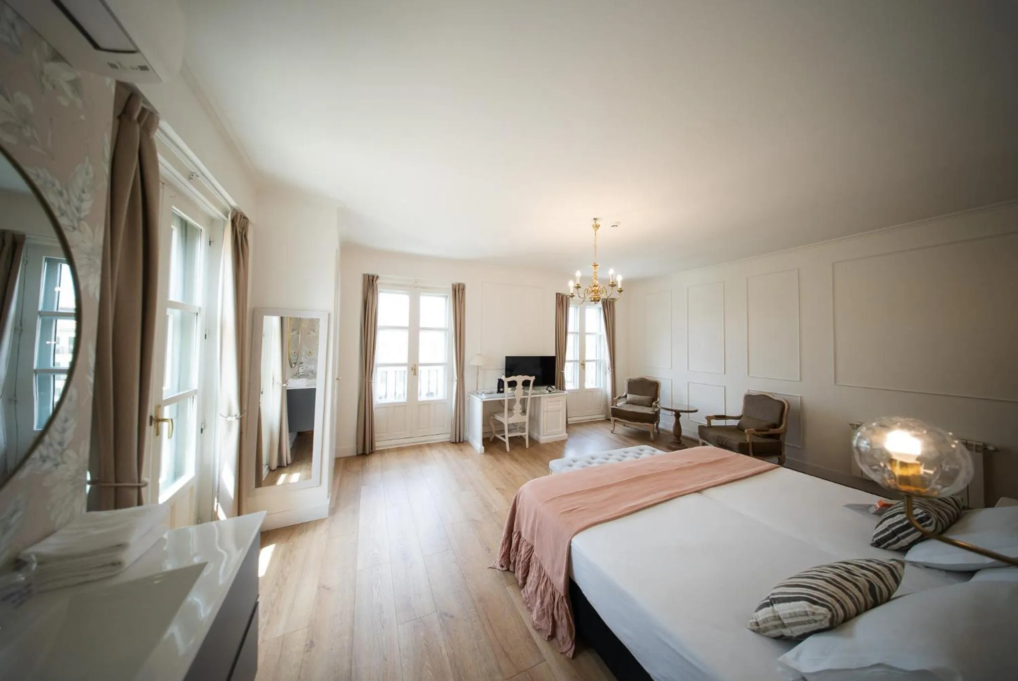 Photo of the whole room, Bed in Hotel Infanta Isabel by Recordis Hotels