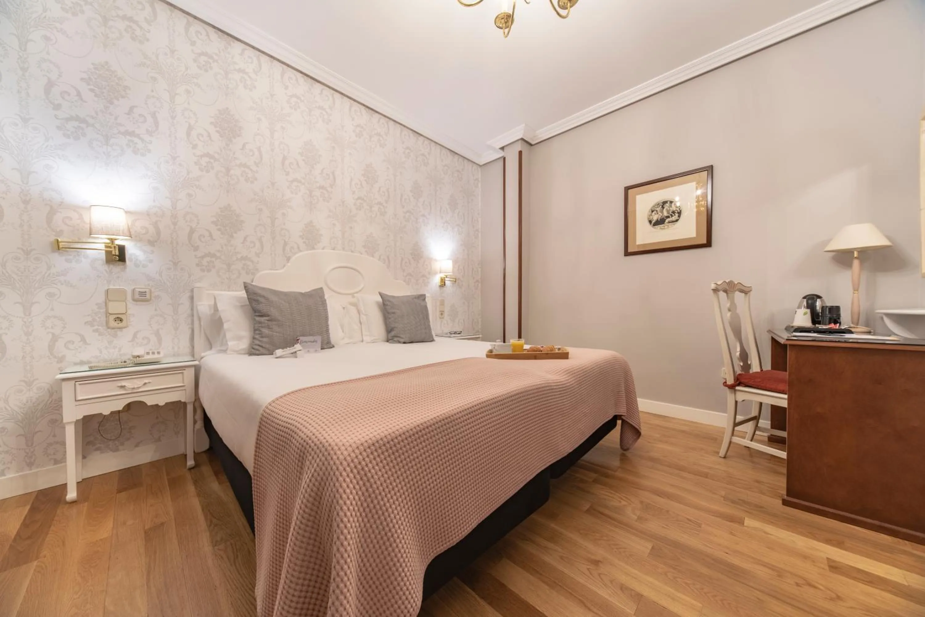 Photo of the whole room, Bed in Hotel Infanta Isabel by Recordis Hotels