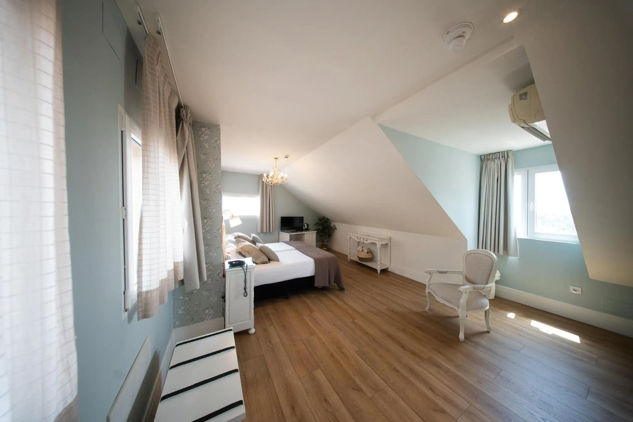 Photo of the whole room, Bed in Hotel Infanta Isabel by Recordis Hotels