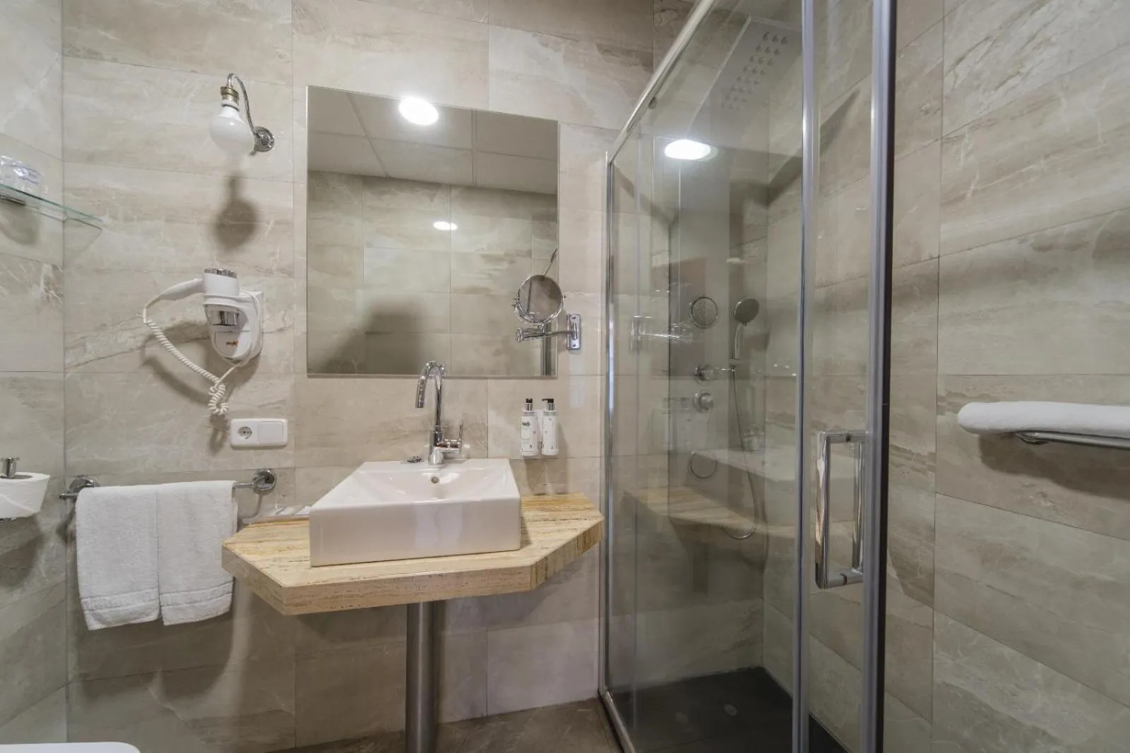 Bathroom in Hotel Infanta Isabel by Recordis Hotels