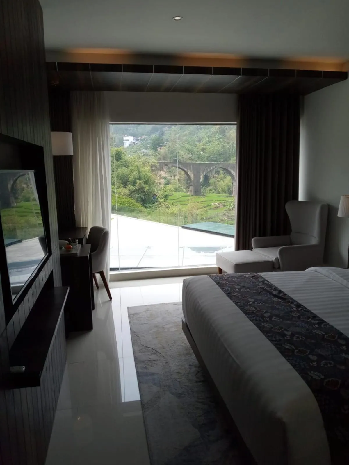 View (from property/room), Bed in Forest Hills Hotel