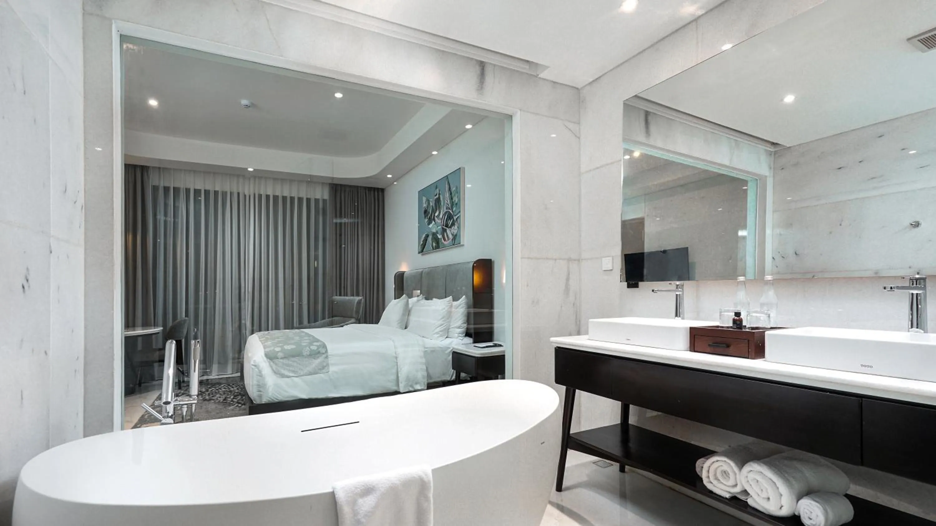 Bath, Bed in Forest Hills Hotel