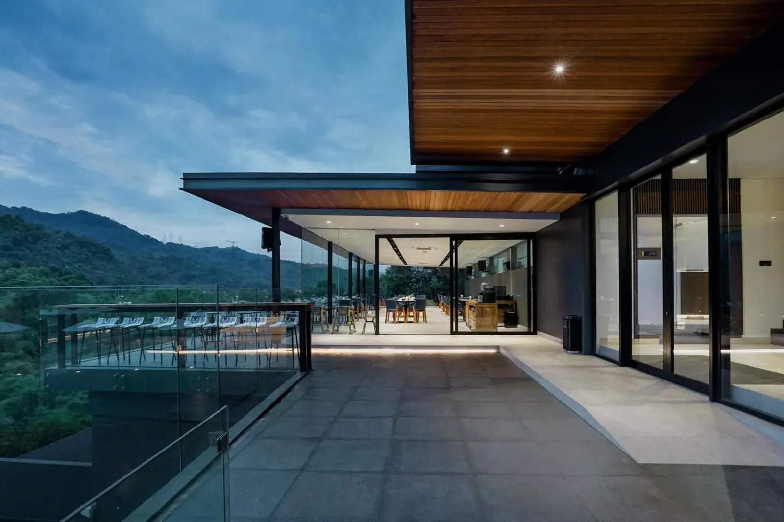 Property building in Forest Hills Hotel Property building in Forest Hills Hotel