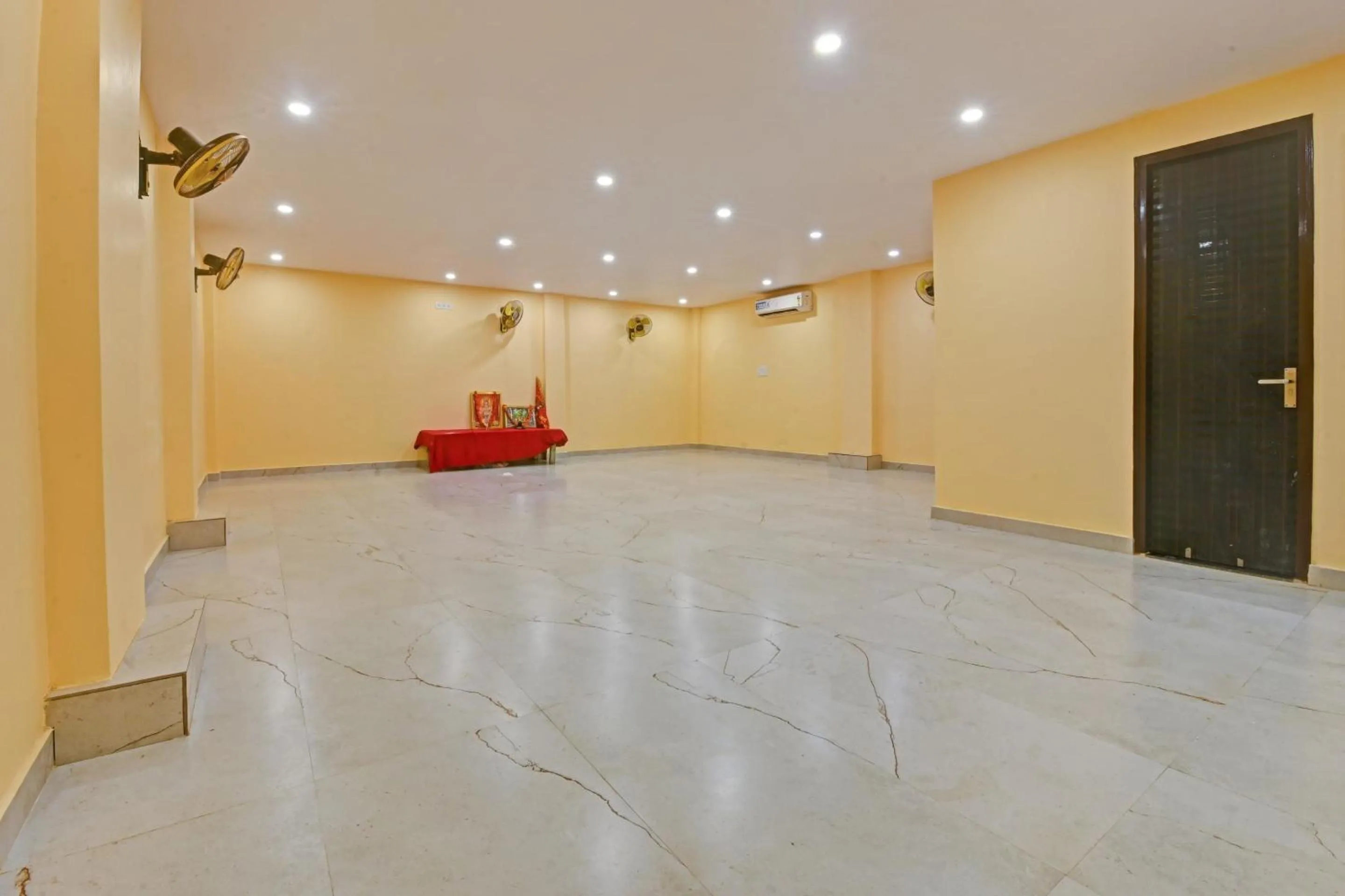 Lobby or reception in OYO Townhouse 1123 Kalyanpur Metro