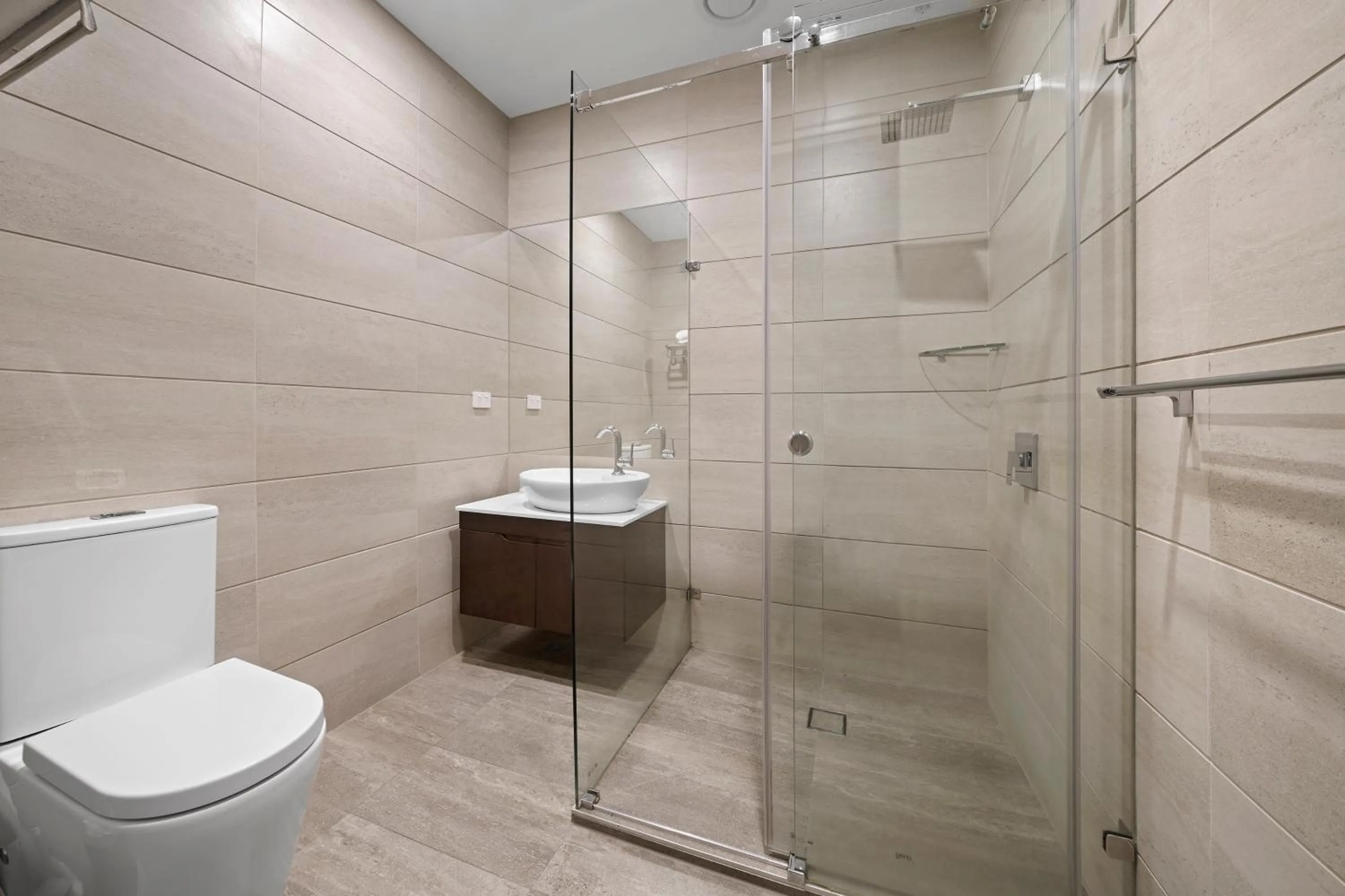 Bathroom in Clarendon Hotel