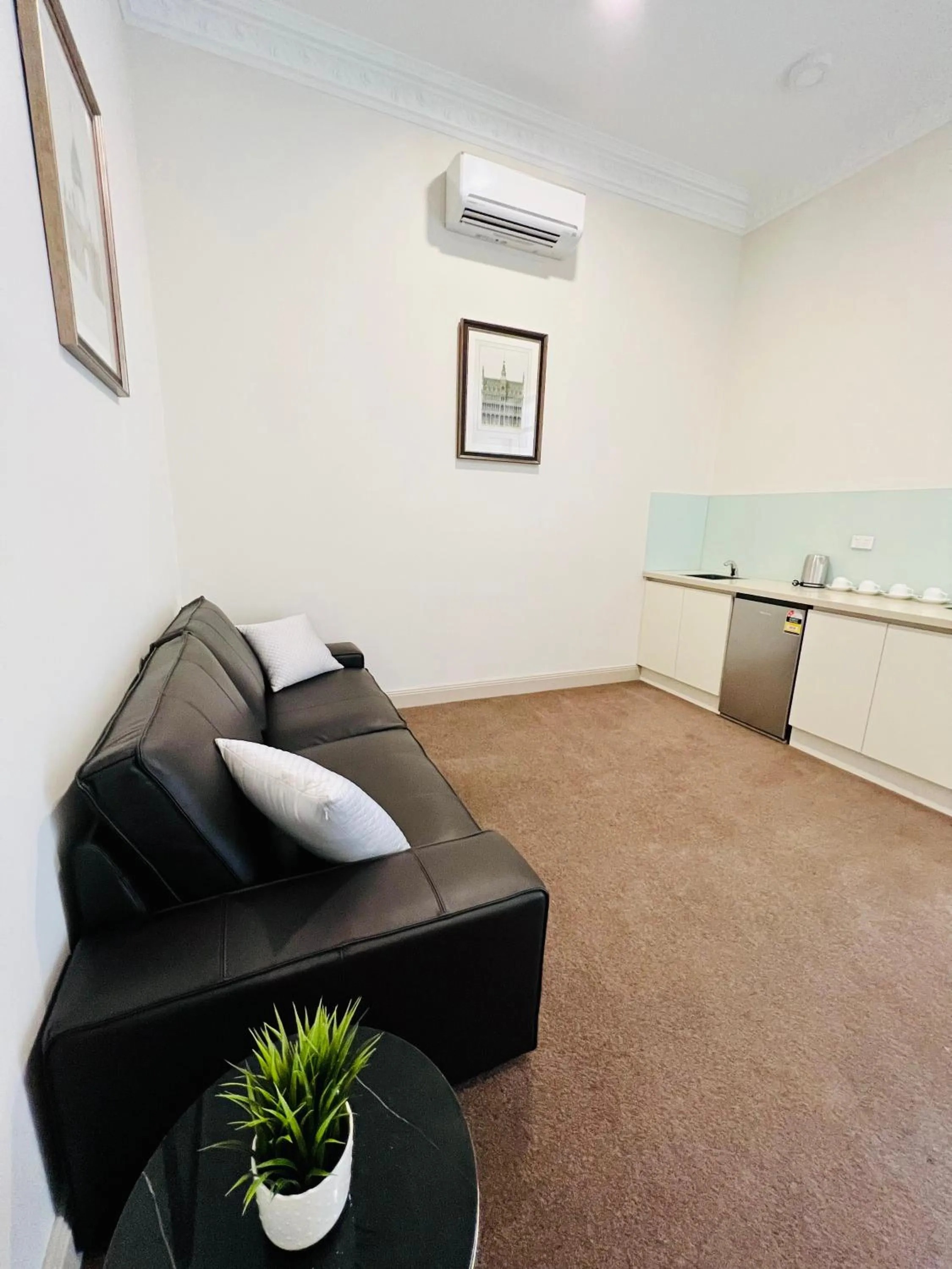 Living room in Clarendon Hotel