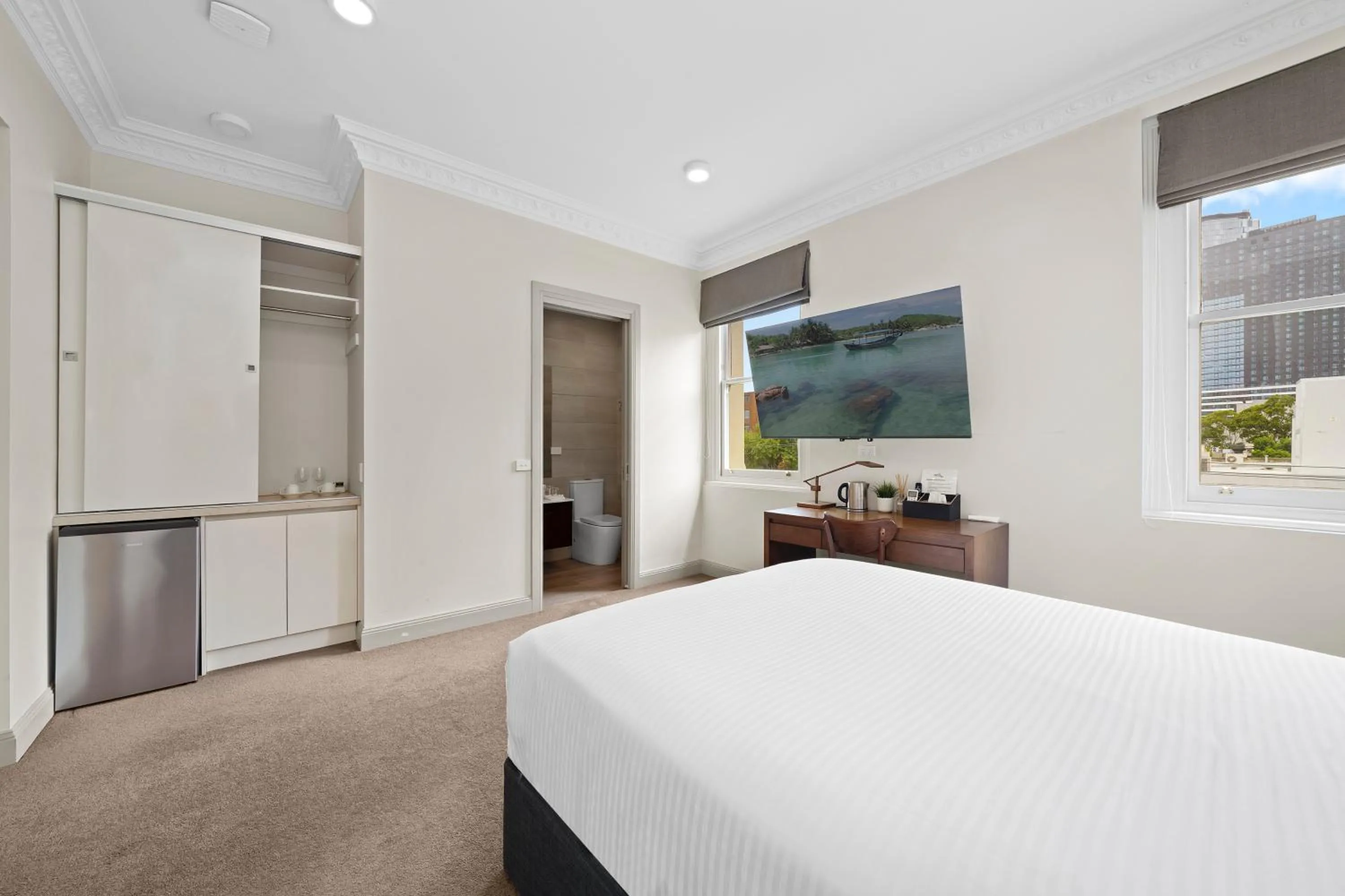 Photo of the whole room, Bed in Clarendon Hotel