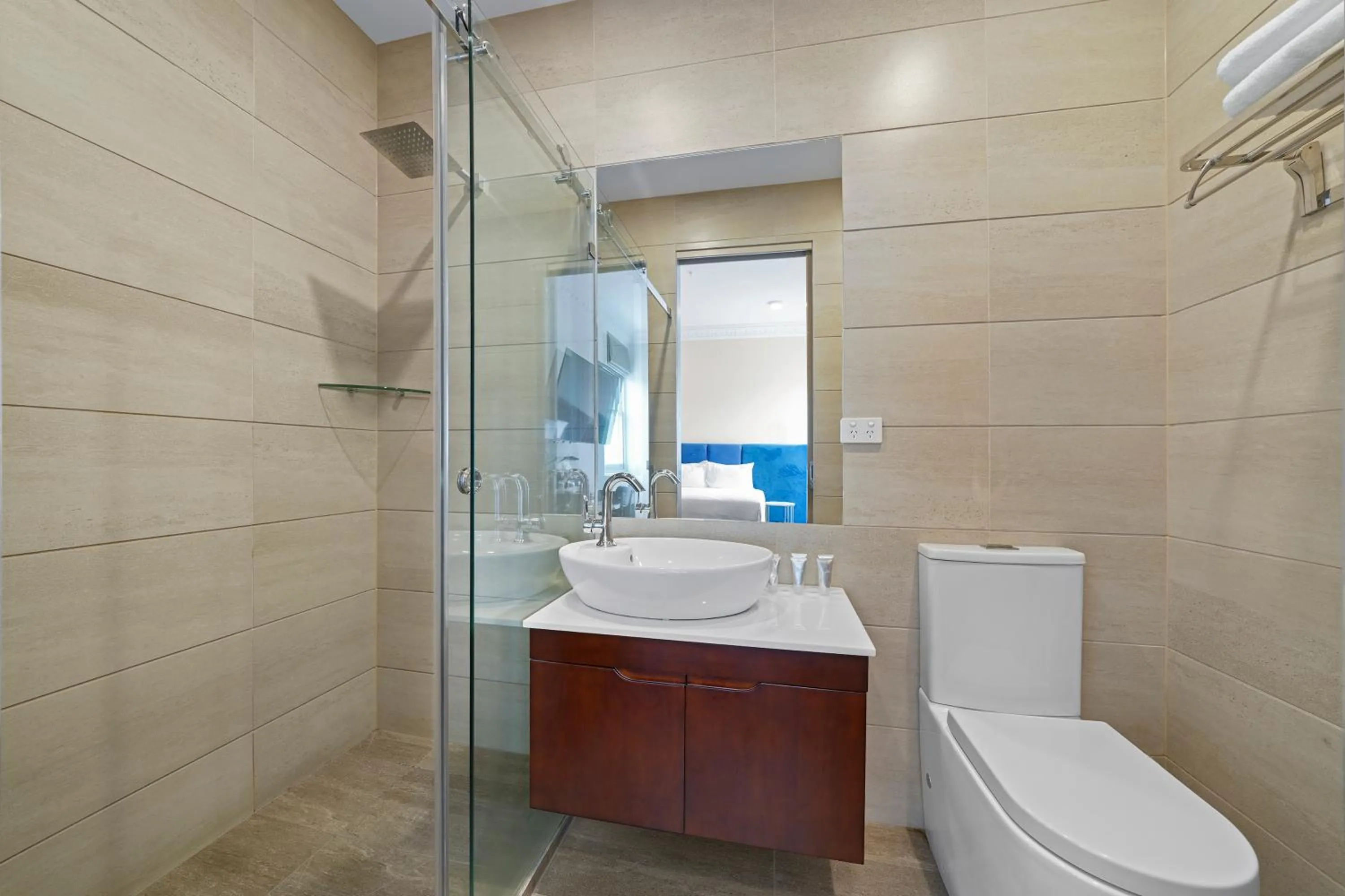 Toilet in Clarendon Hotel