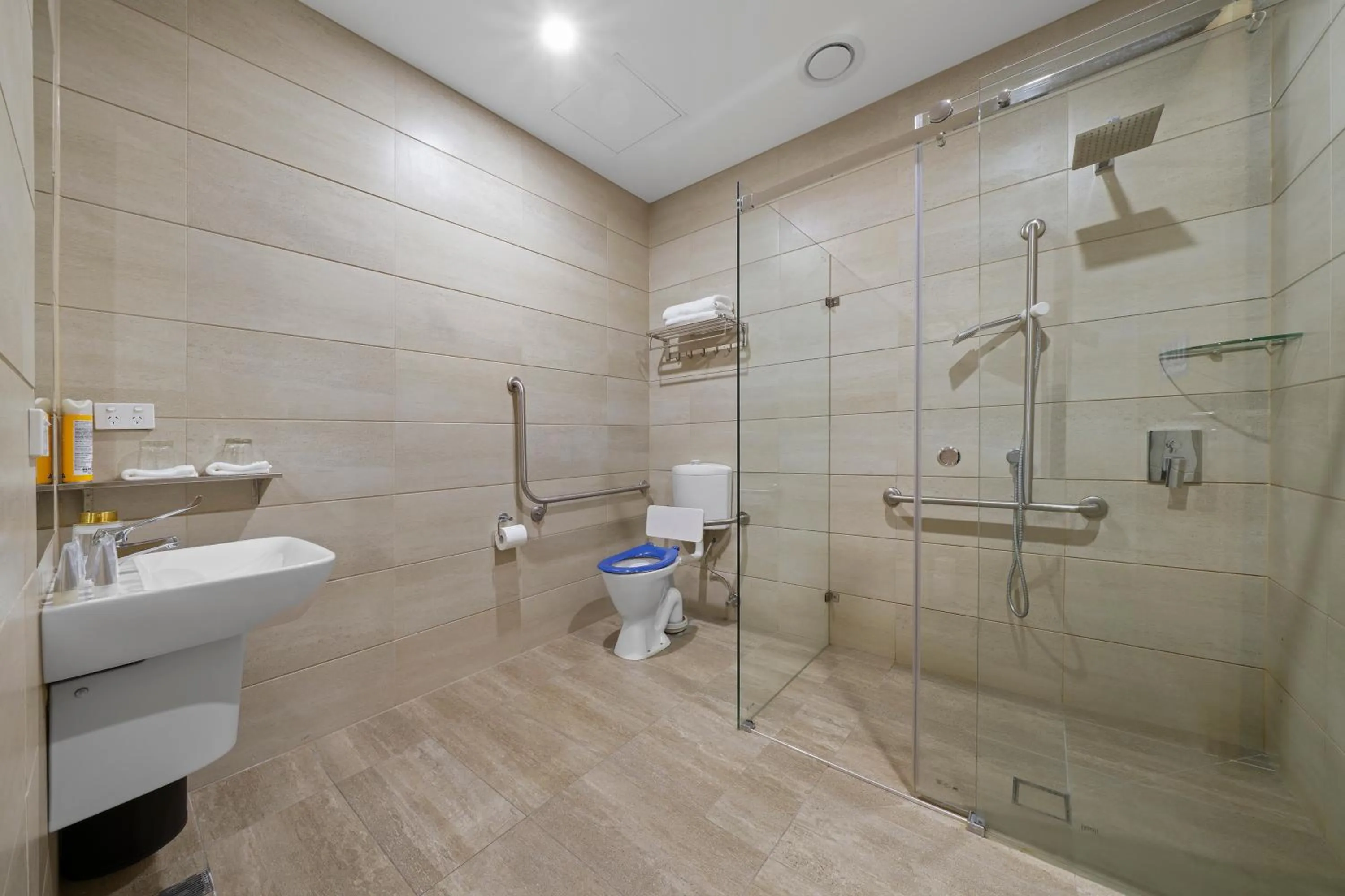 Shower in Clarendon Hotel