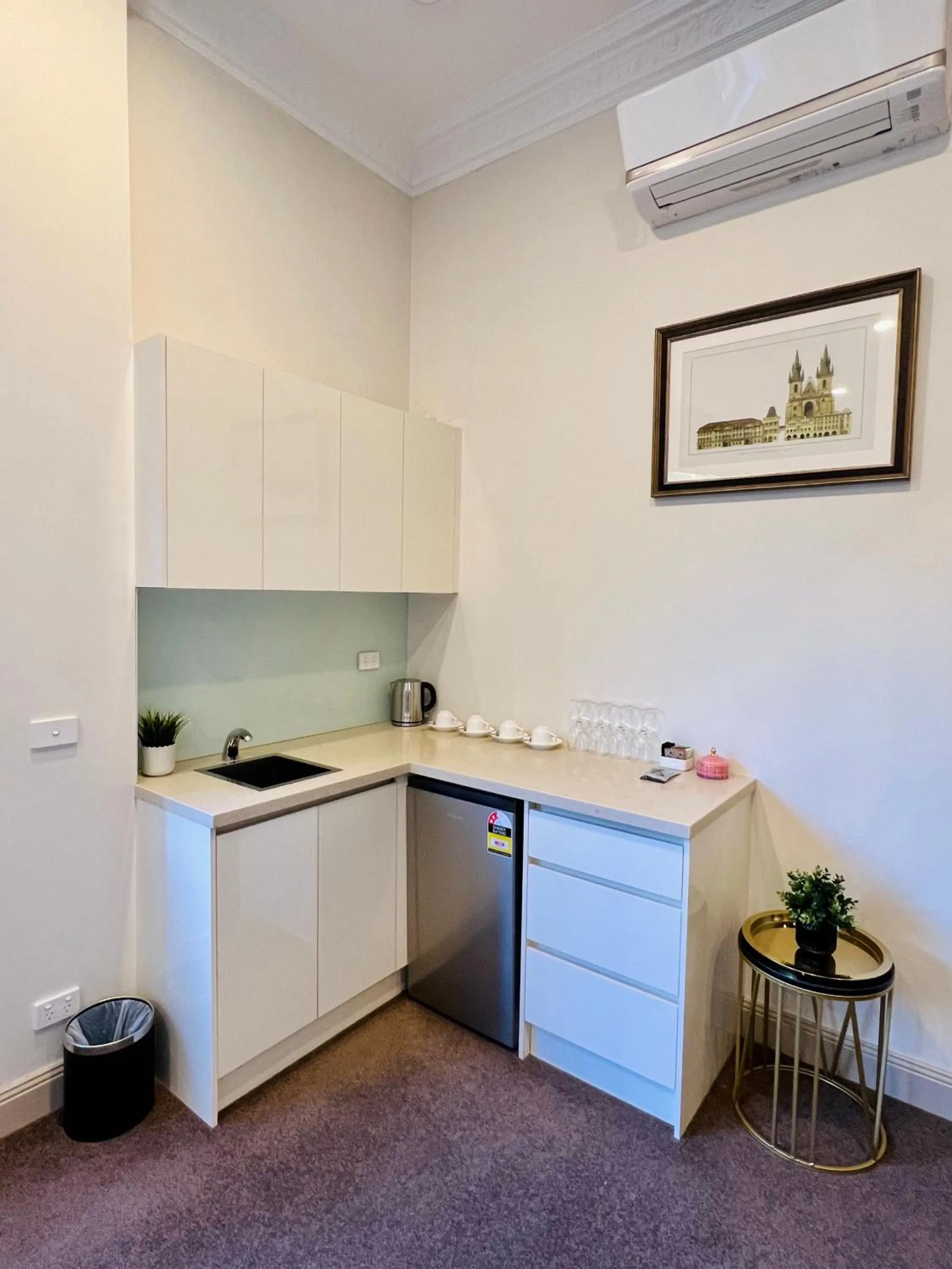 Kitchen or kitchenette in Clarendon Hotel