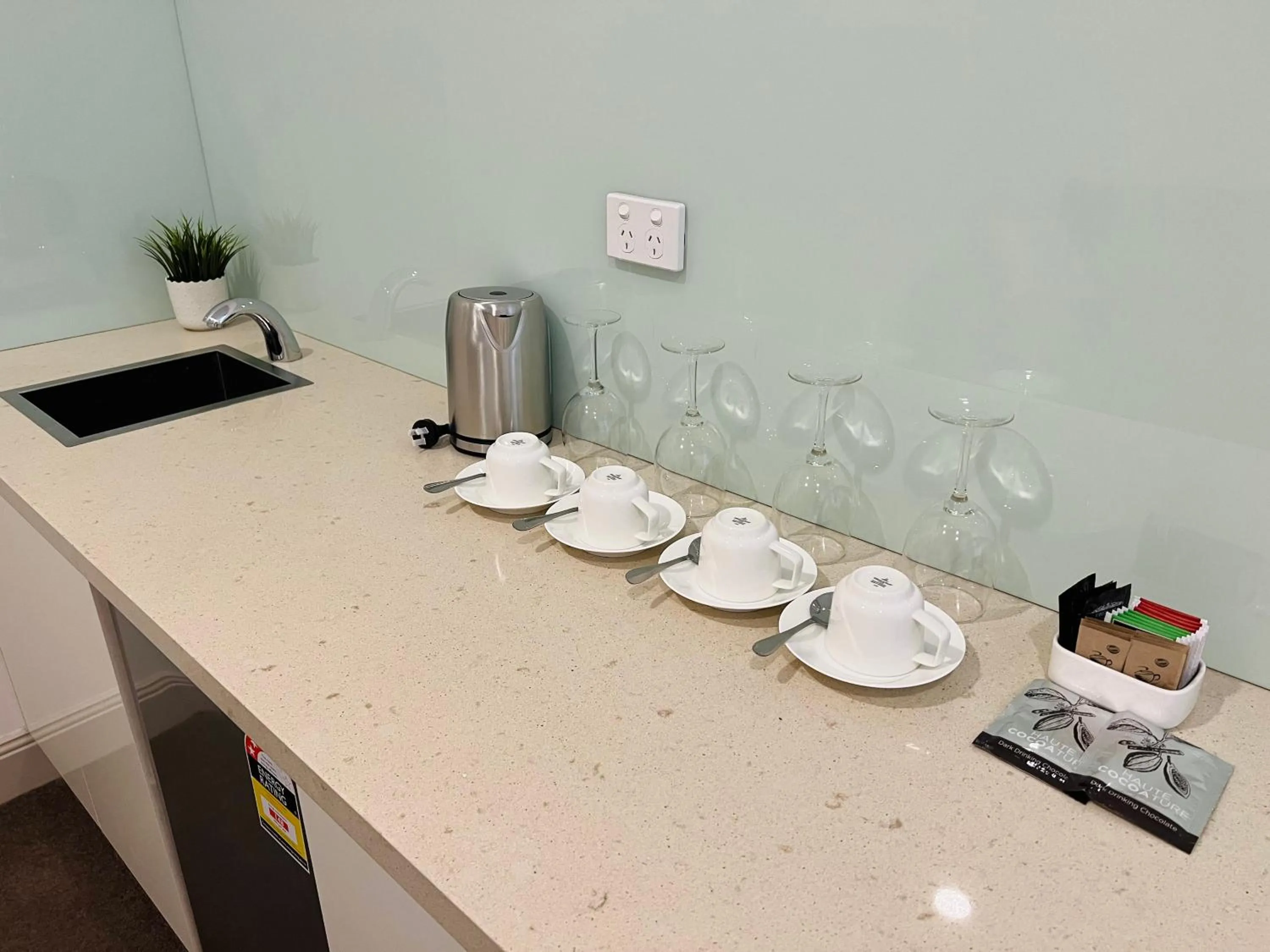 Kitchen or kitchenette in Clarendon Hotel