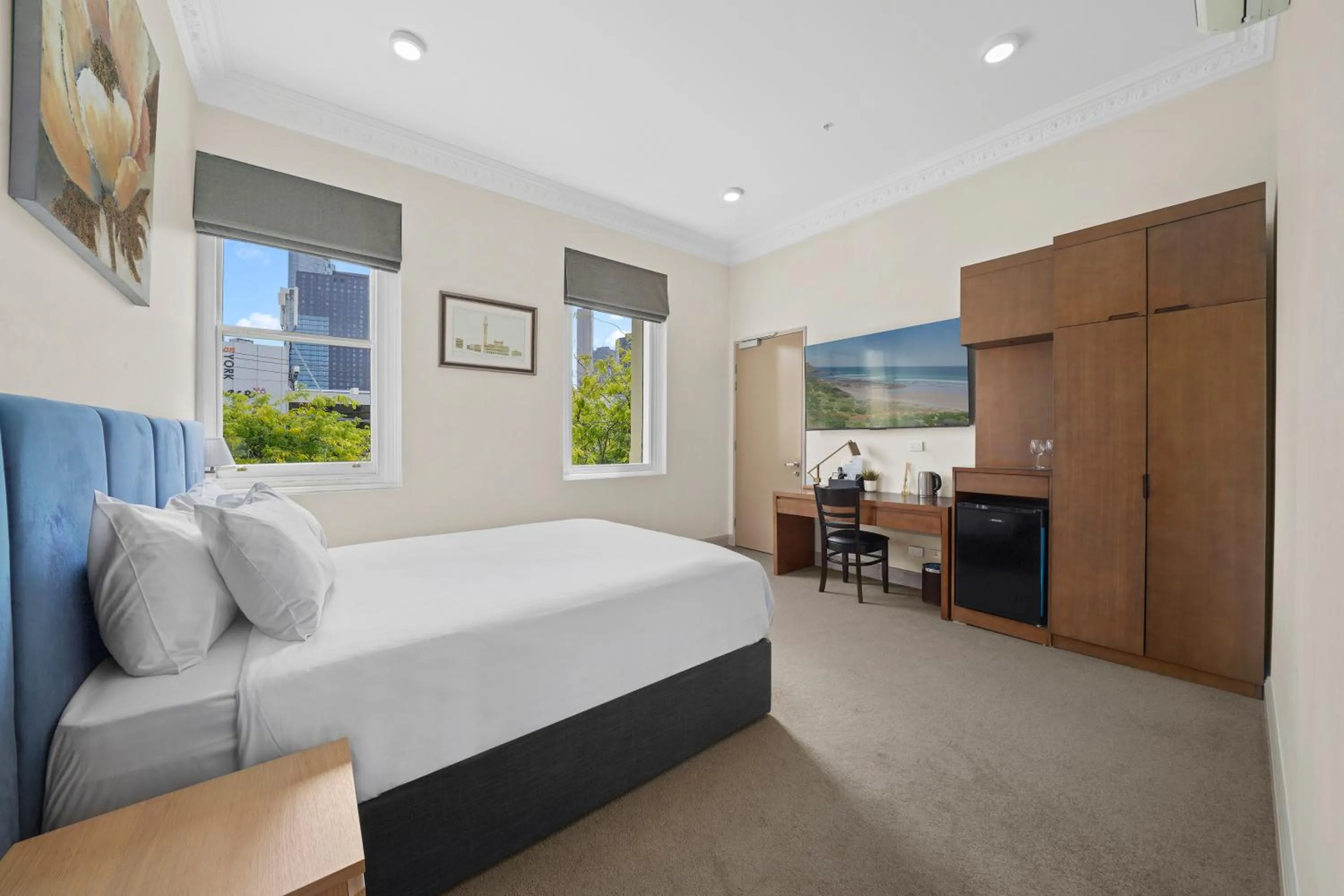 Photo of the whole room, Bed in Clarendon Hotel