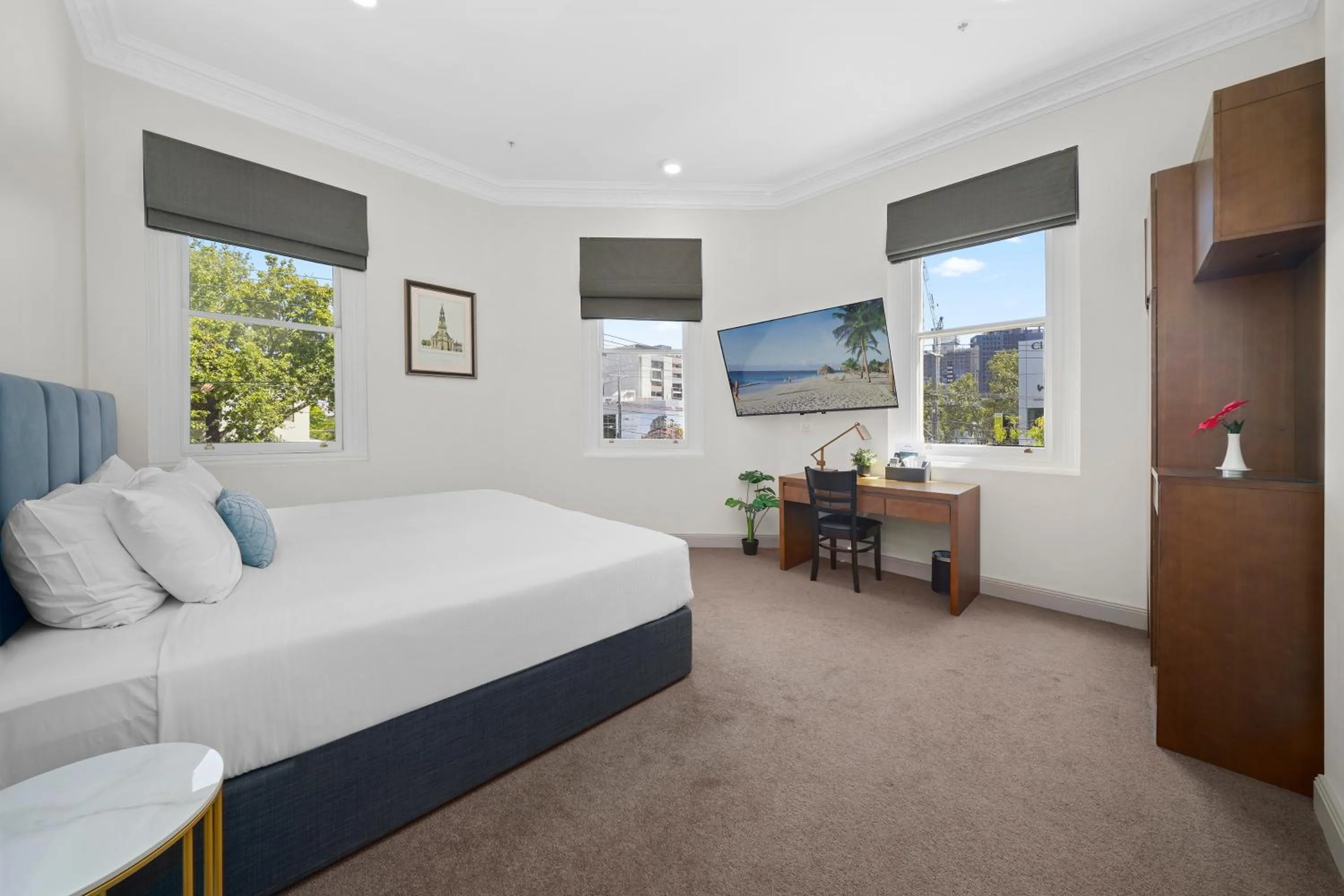 Photo of the whole room, Bed in Clarendon Hotel