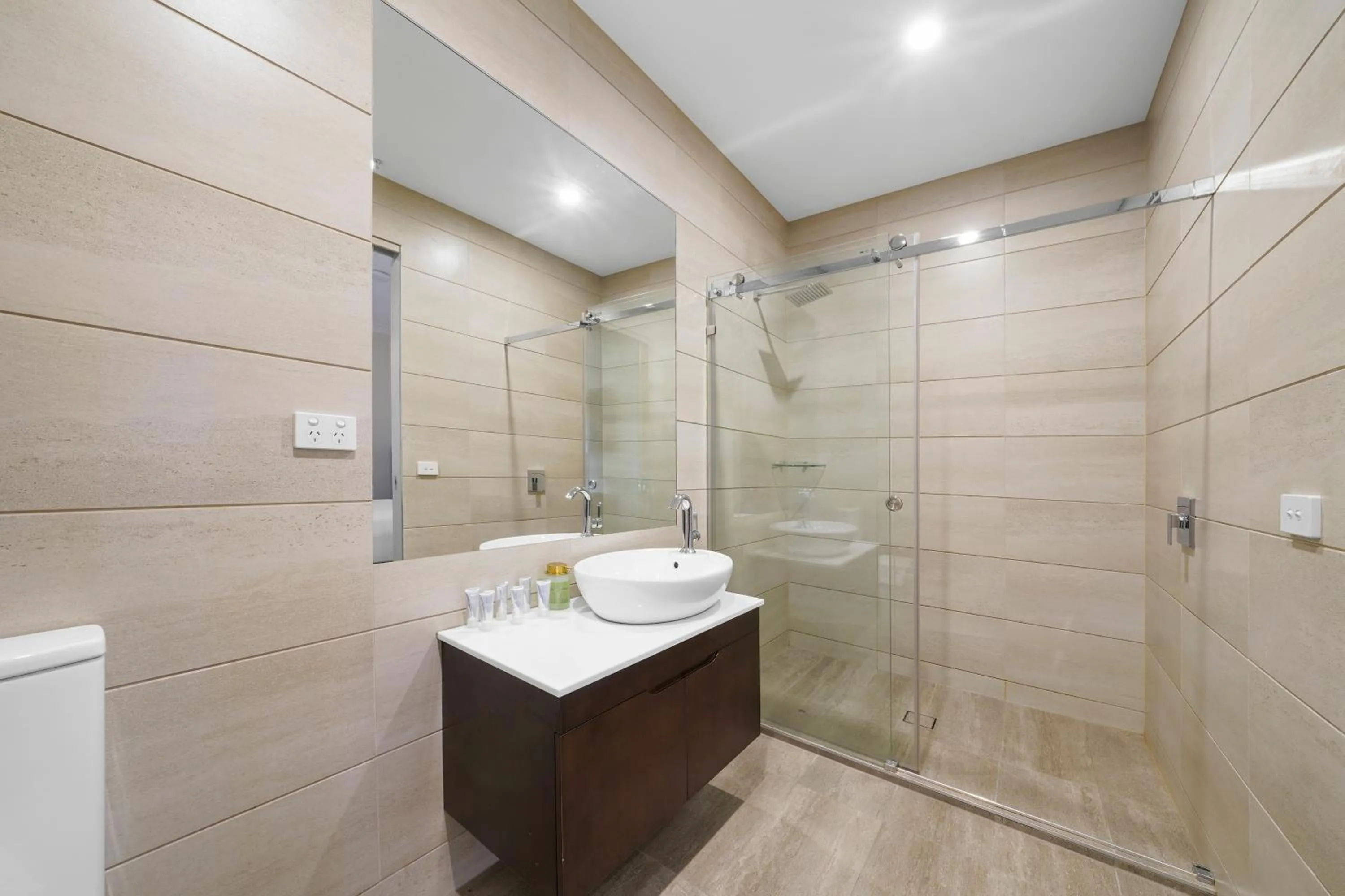 Shower in Clarendon Hotel