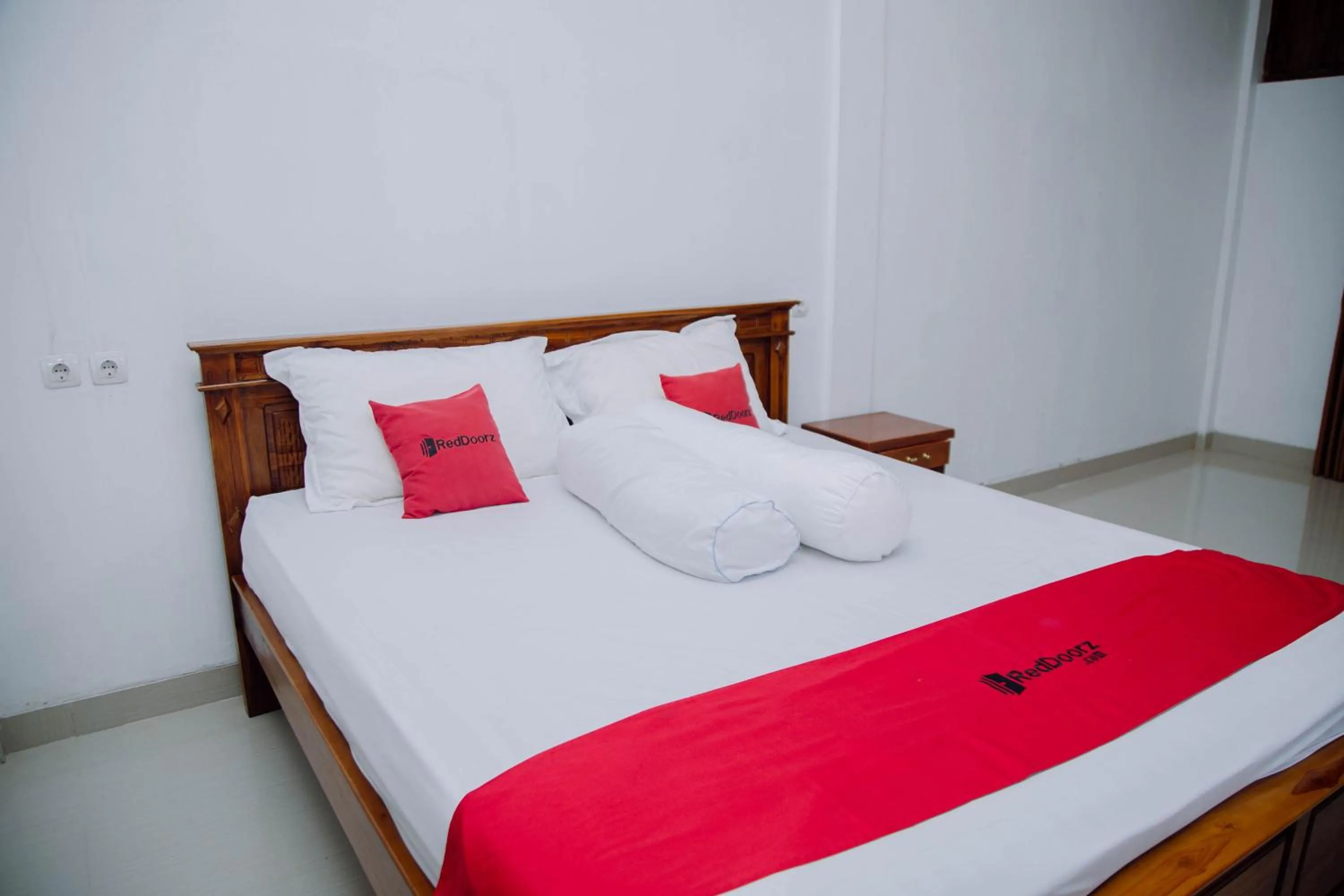 Bedroom, Bed in RedDoorz at Villa Bukit Senyum Lombok